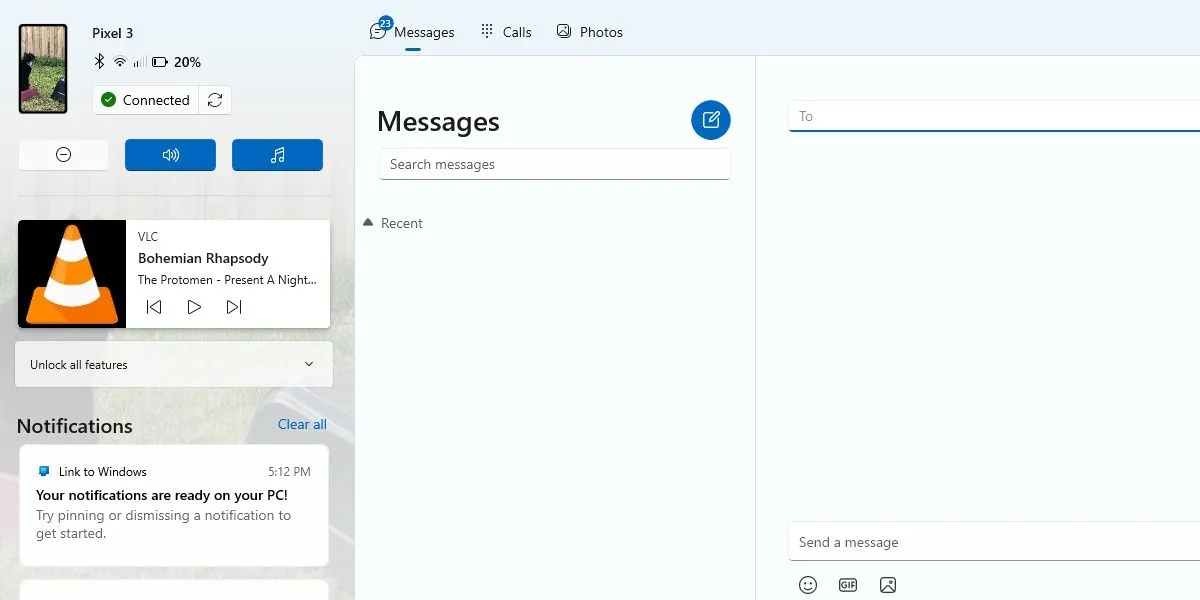 Màn hình máy tính Windows hiển thị tin nhắn qua ứng dụng Phone Link và VLC đang phát nhạc