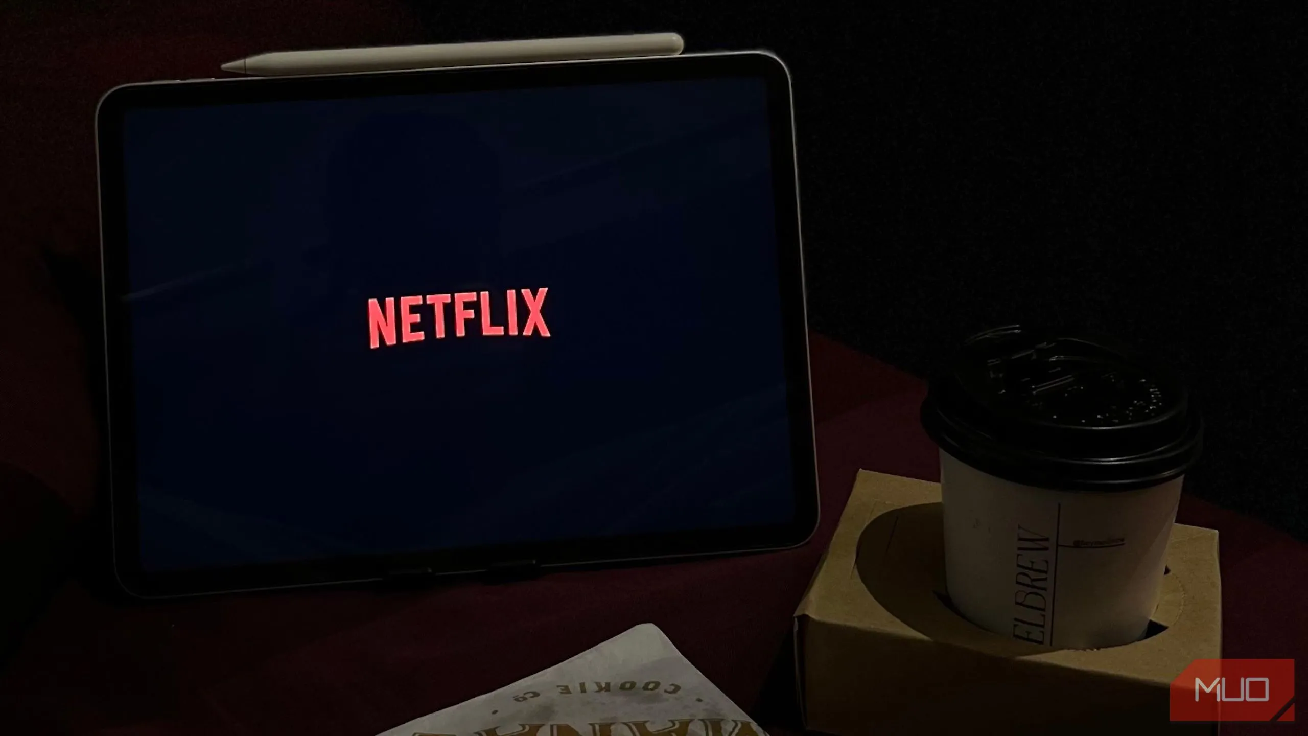 Màn hình Netflix hiển thị trên iPad, minh họa việc giải trí và lãng phí thời gian trước khi ngủ. Hình ảnh thể hiện thói quen sử dụng thiết bị điện tử vào buổi tối.