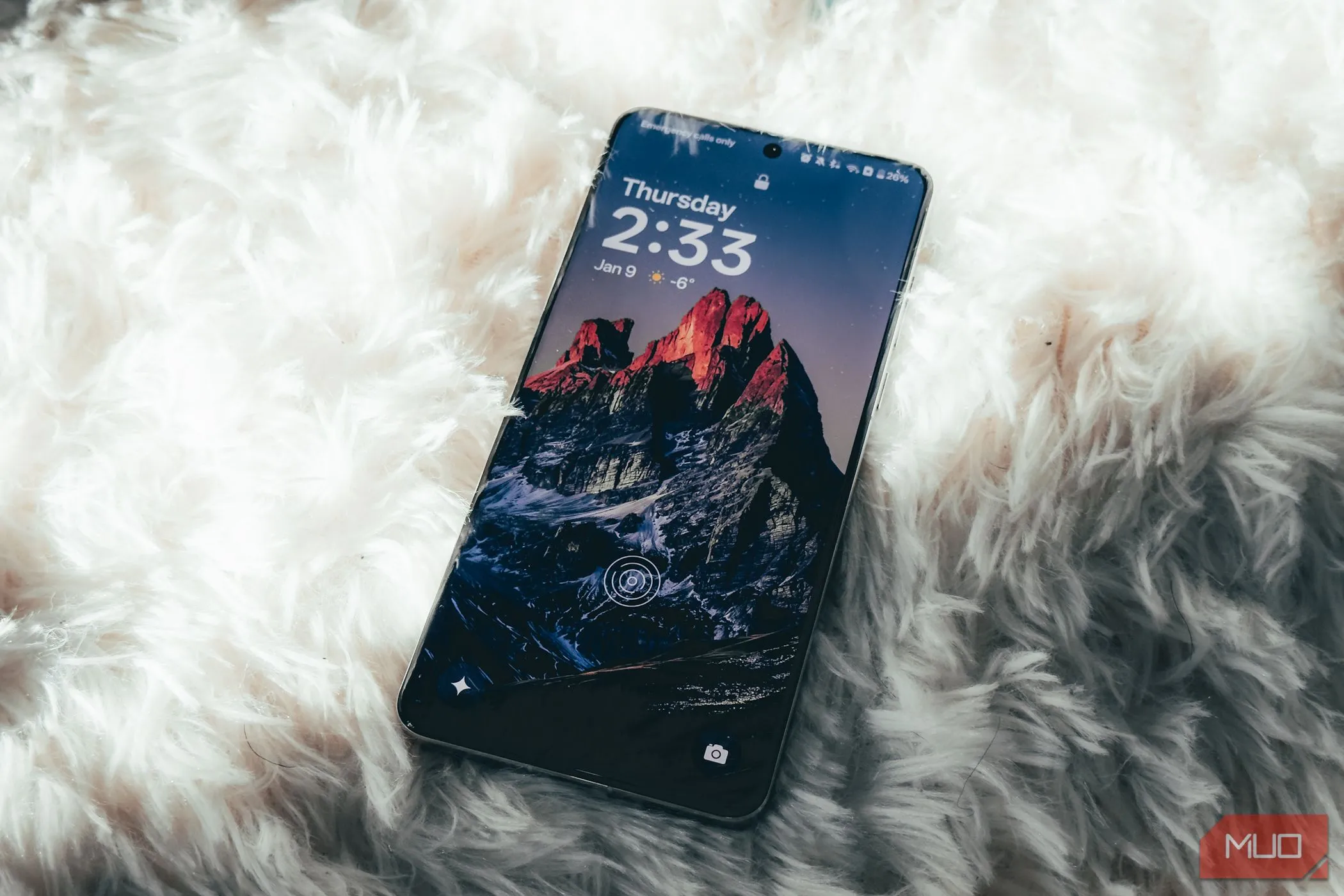 Màn hình OnePlus 13 hiển thị nội dung khi đặt trên thảm, minh họa khả năng hoạt động liên tục nhờ pin 6000mAh và sạc nhanh