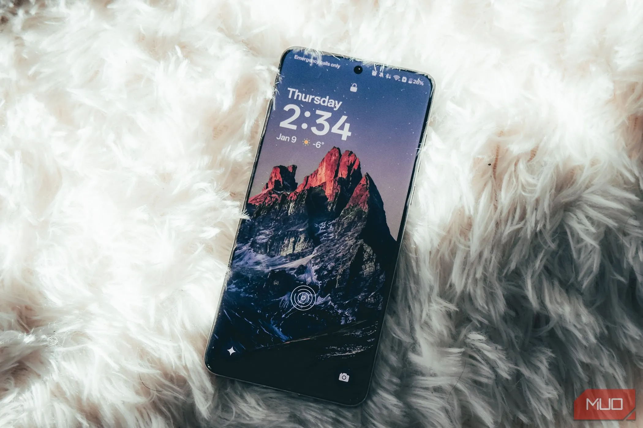 Màn hình OnePlus 13 hiển thị nội dung sống động, đặt trên bề mặt thảm trắng, làm nổi bật chất lượng hiển thị QHD+ ProXDR