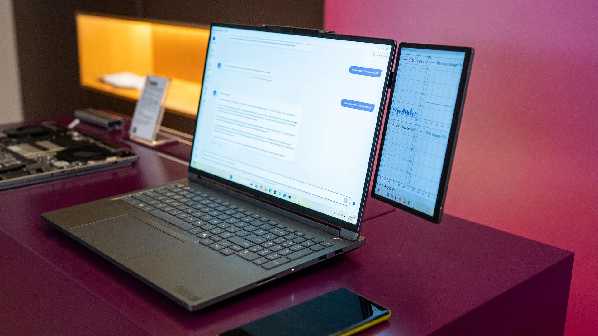 Màn hình phụ Lenovo Magic Bay được kết nối với máy tính xách tay qua cổng USB-C