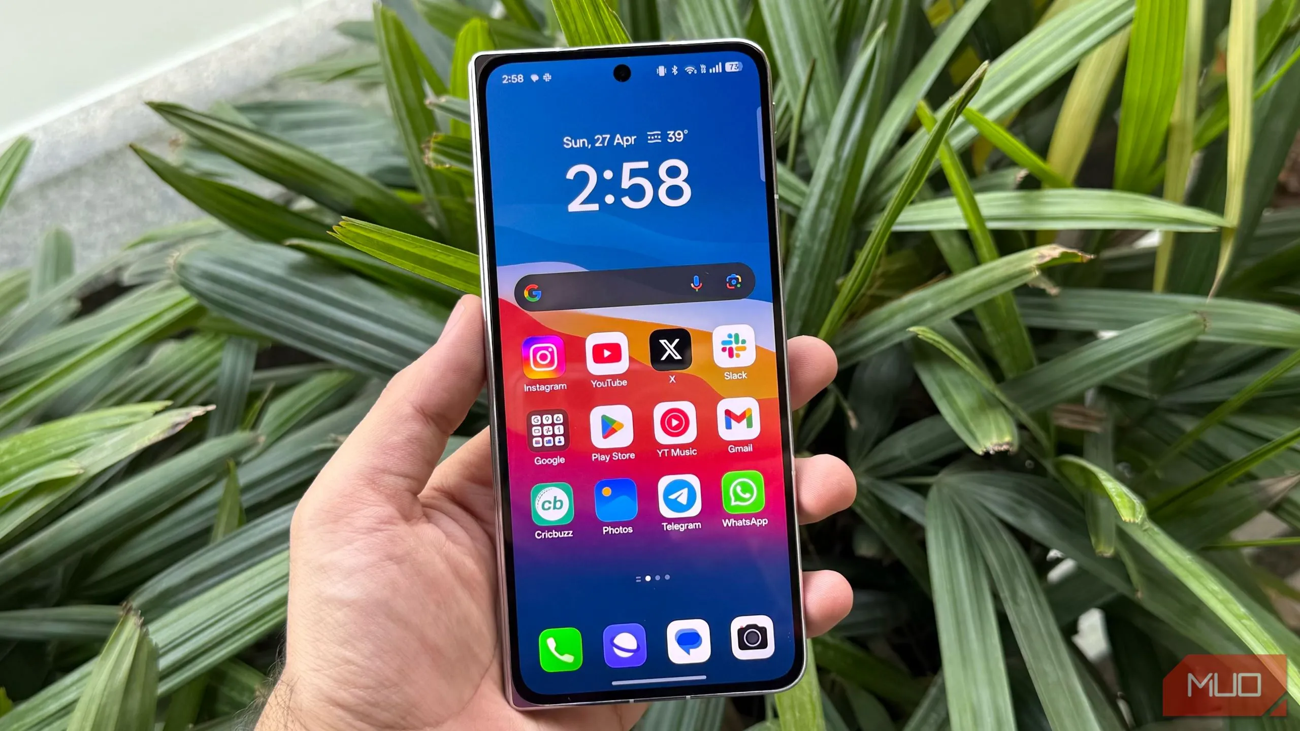 Màn hình phụ Oppo Find N5 với thiết kế tỷ lệ chuẩn, mang lại trải nghiệm tiện lợi như điện thoại thông thường.
