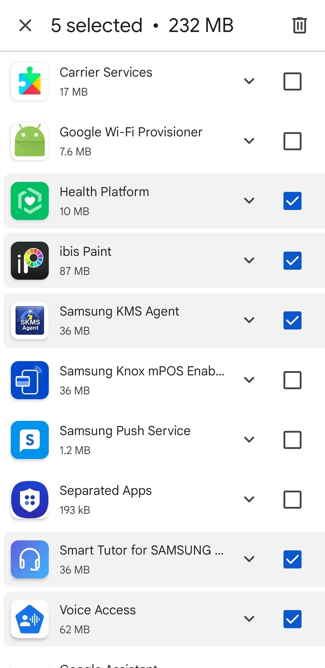 Màn hình quản lý ứng dụng trên Google Play Store, hiển thị nhiều ứng dụng đã chọn để gỡ cài đặt hàng loạt.
