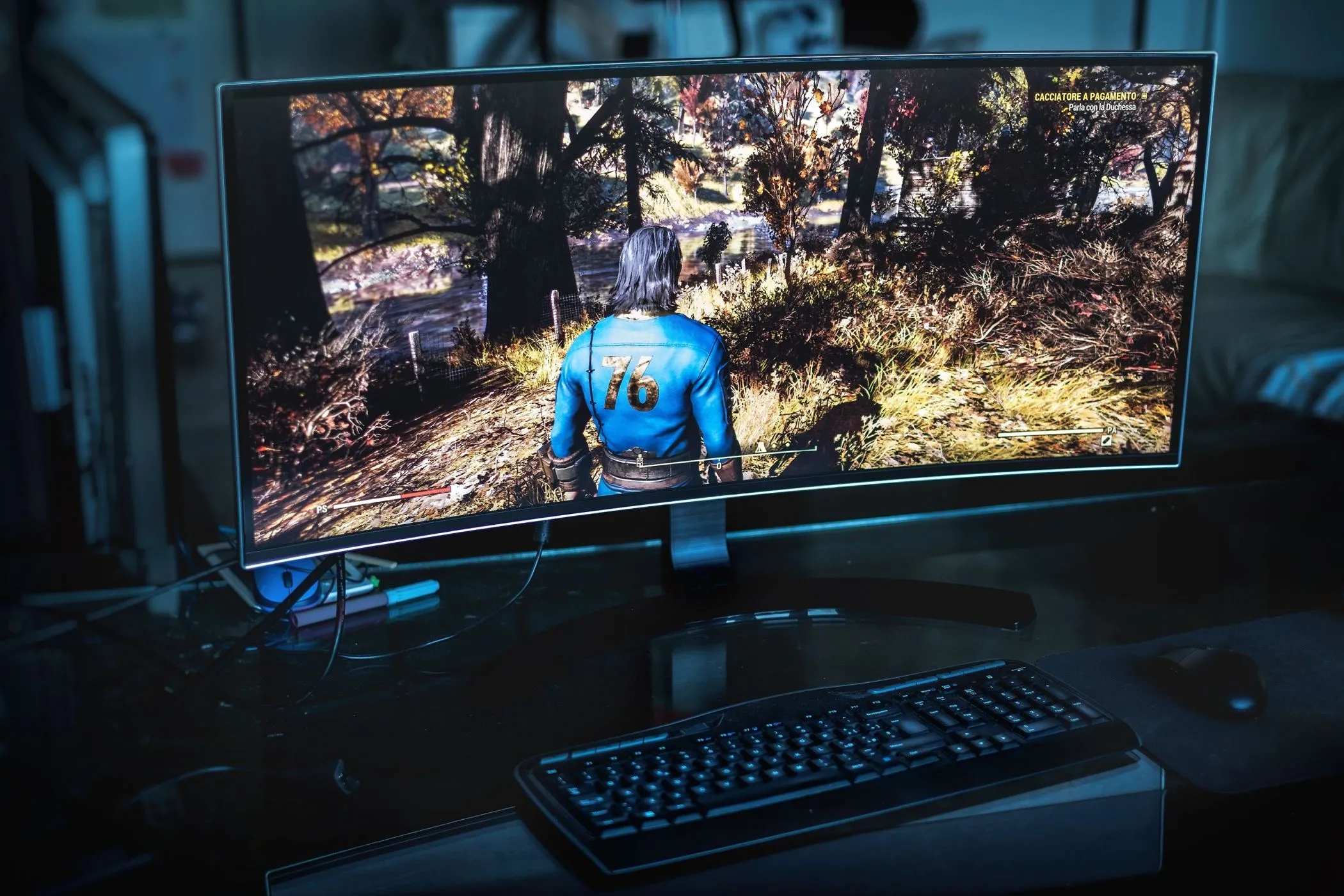 Màn hình siêu rộng hiển thị game, minh họa trải nghiệm chơi game mượt mà với độ trễ thấp của Ethernet.