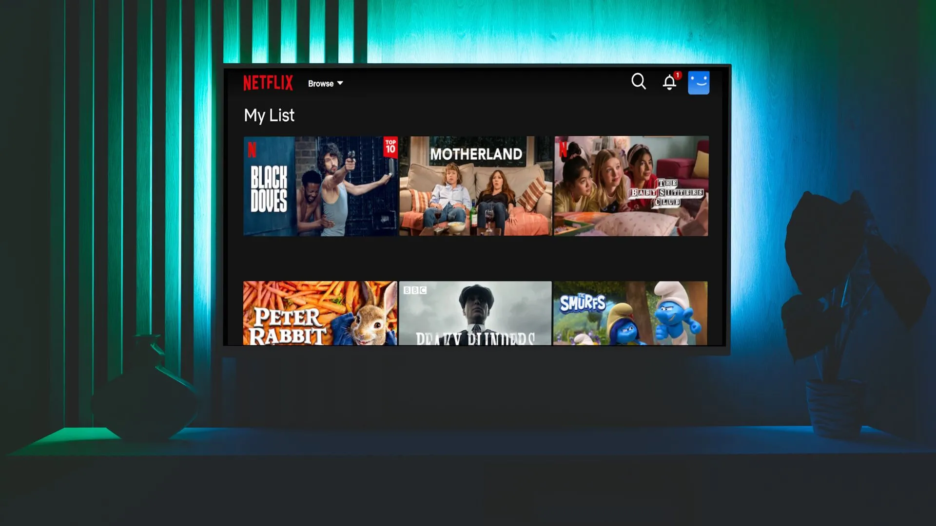 Màn hình TV hiển thị danh sách phim và chương trình để xem trên Netflix, minh họa kho nội dung đa dạng của nền tảng này.