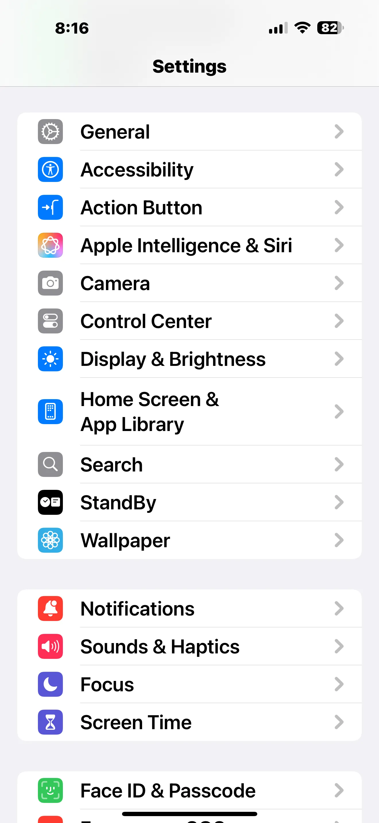 Màn hình ứng dụng Cài đặt của iPhone, đang chọn mục &quot;Nút Tác vụ&quot; để tùy chỉnh cài đặt.