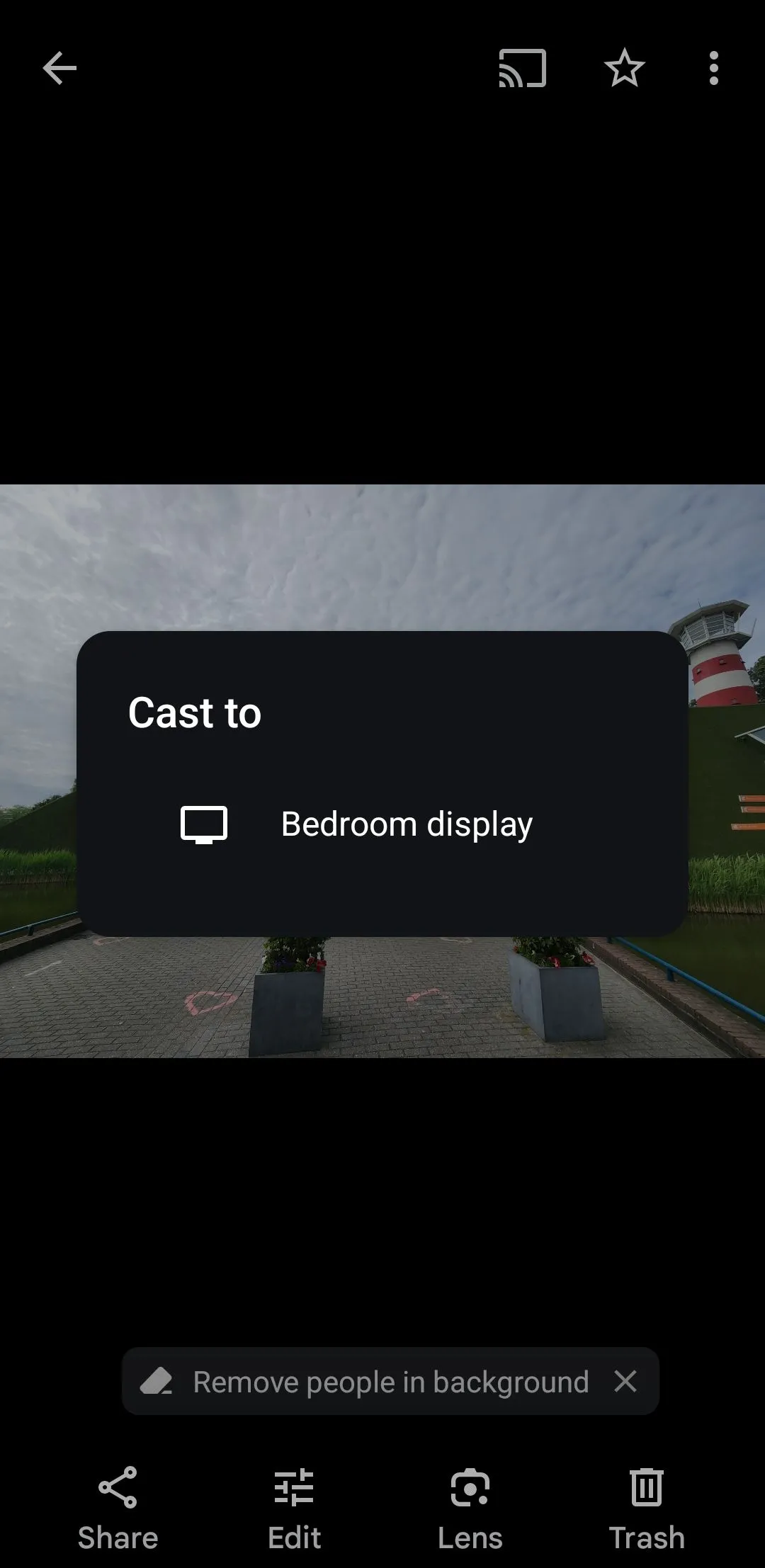 Màn hình ứng dụng Google Photos với biểu tượng Cast để chiếu ảnh lên TV