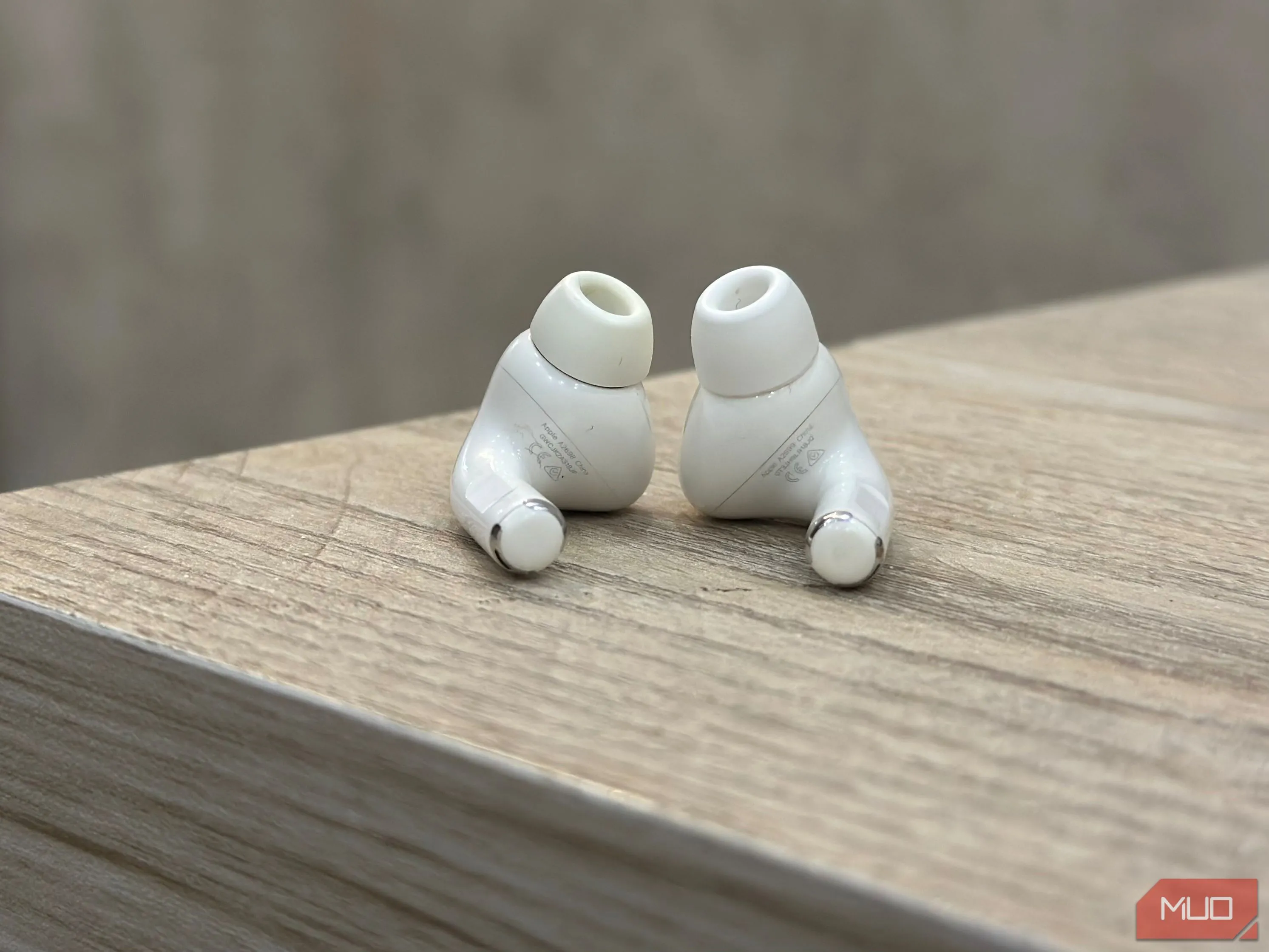Mặt dưới của tai nghe Apple AirPods Pro 2, hiển thị số model và serial