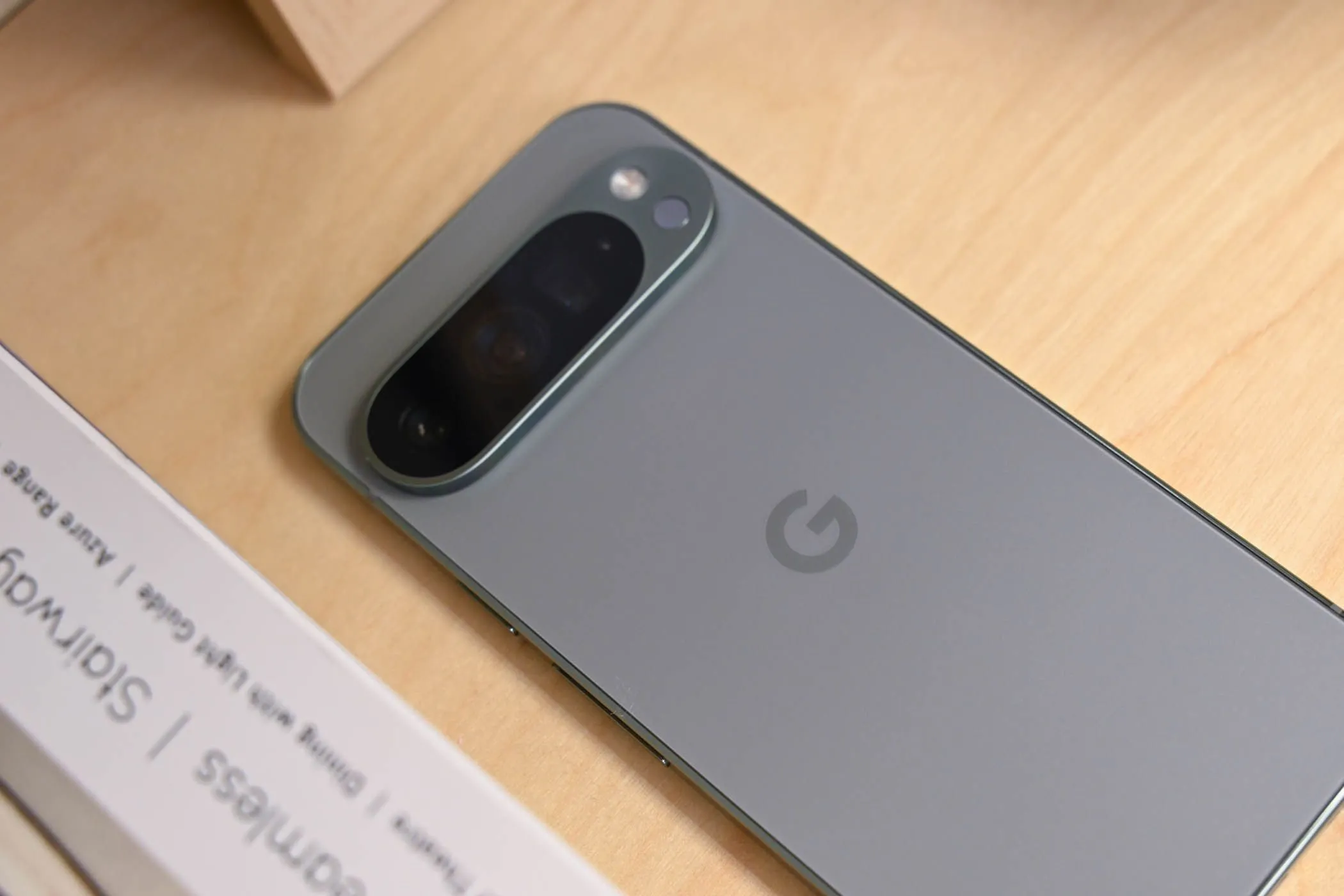 Mặt lưng của điện thoại Google Pixel 9 Pro bị rơi nhẹ, miếng dán bảo vệ màn hình giúp hấp thụ lực tác động
