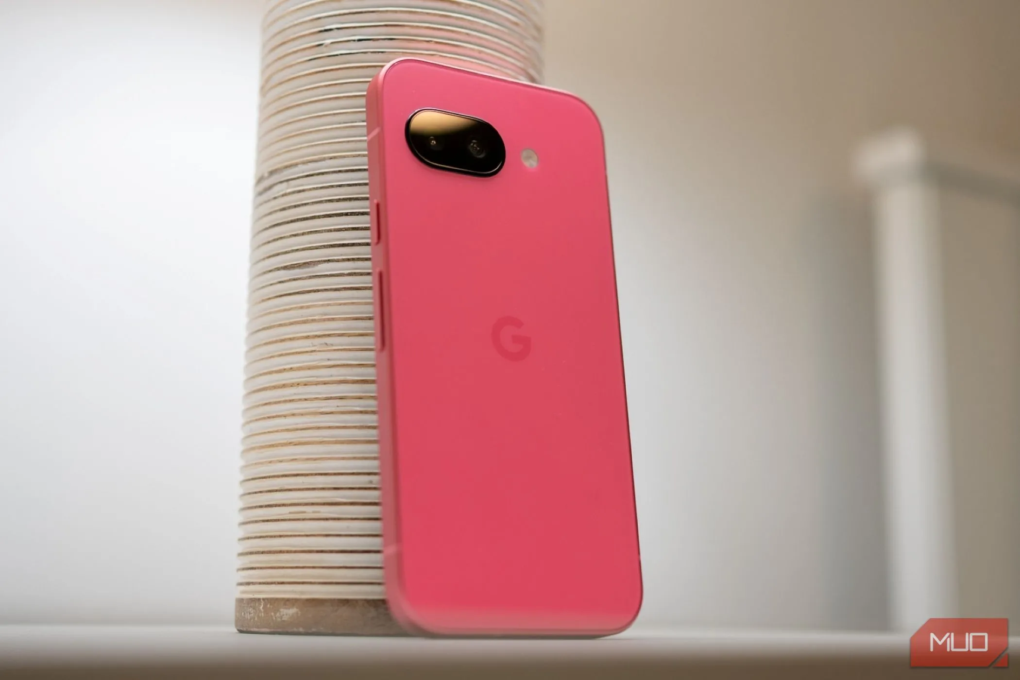 Mặt lưng của điện thoại Google Pixel 9a màu đen, đặt trên bàn, thể hiện thiết kế sang trọng và hiện đại.