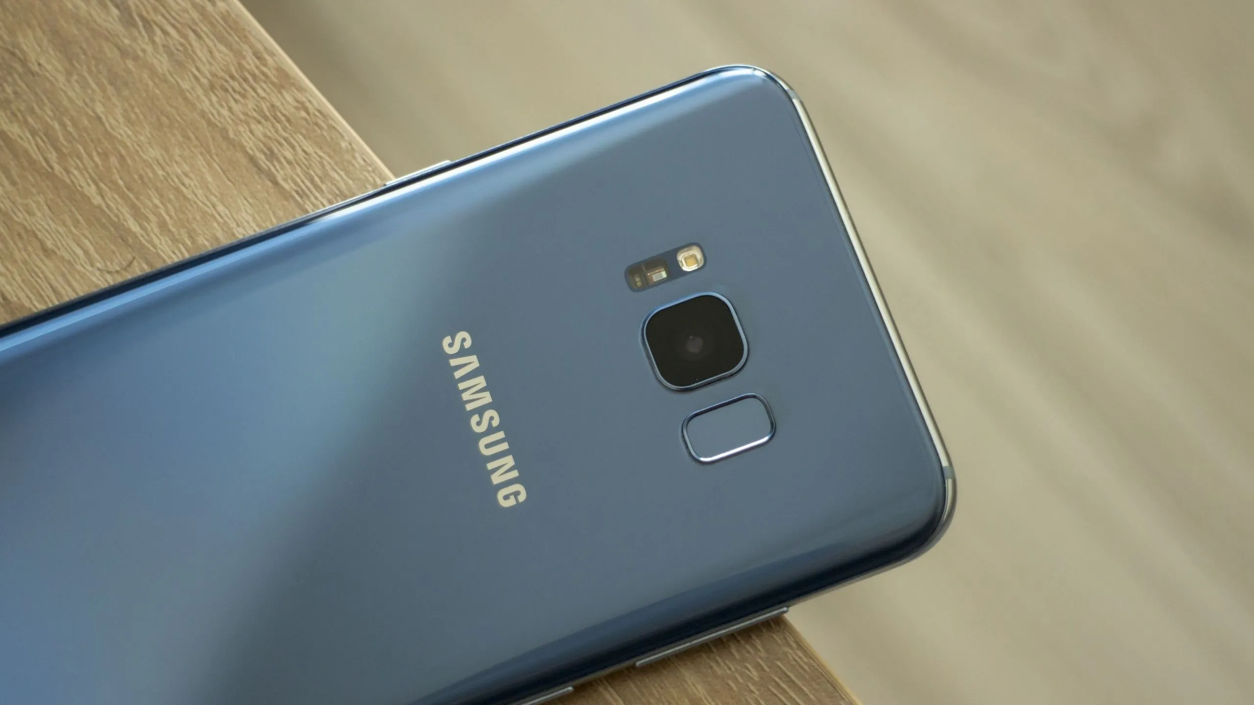 Mặt lưng của điện thoại Samsung Galaxy S8 Plus, cho thấy vị trí cảm biến đo nhịp tim gần cụm camera và đèn flash