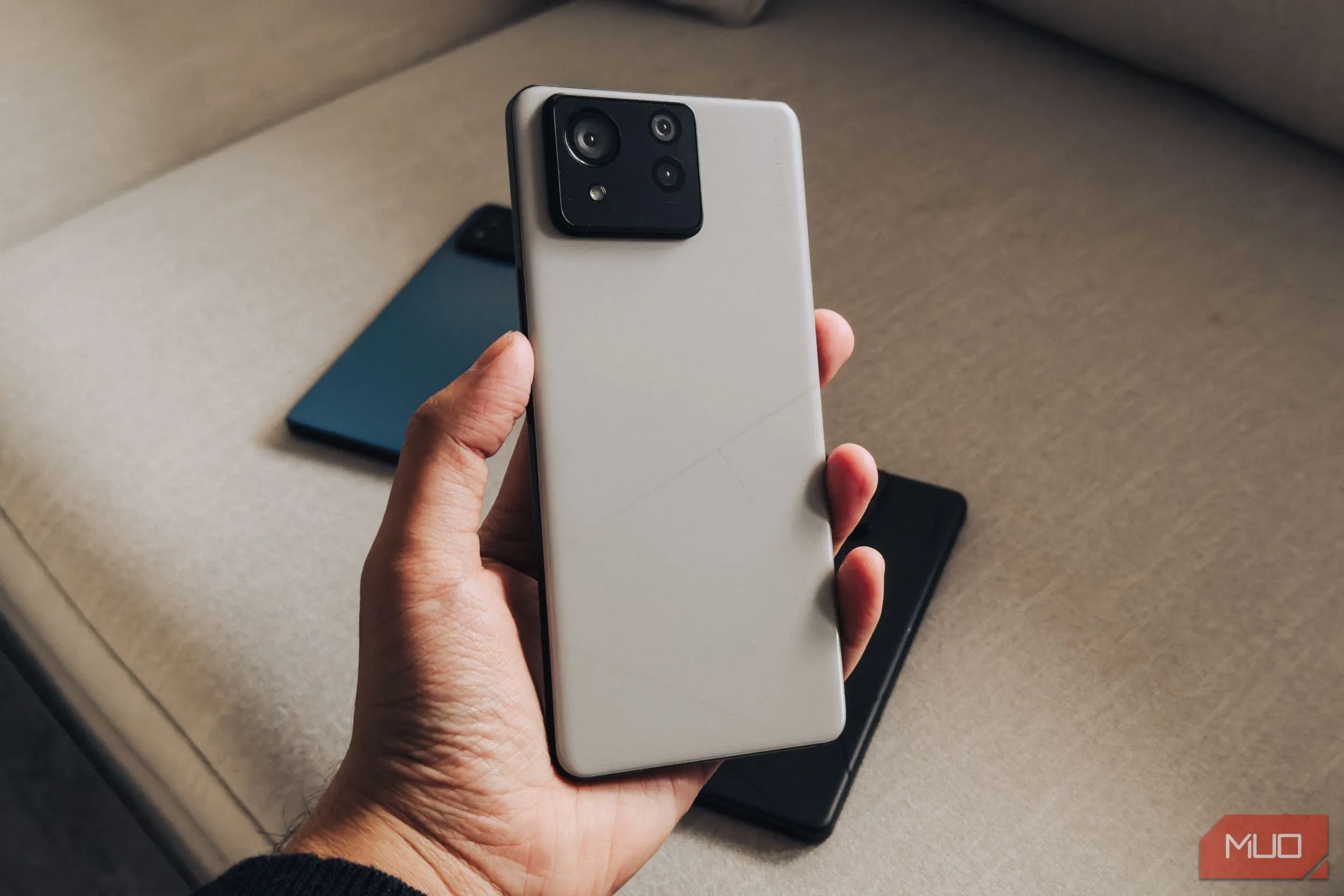 Mặt lưng kính của ASUS Zenfone 11 Ultra, minh họa kích thước màn hình lớn của mẫu điện thoại này.
