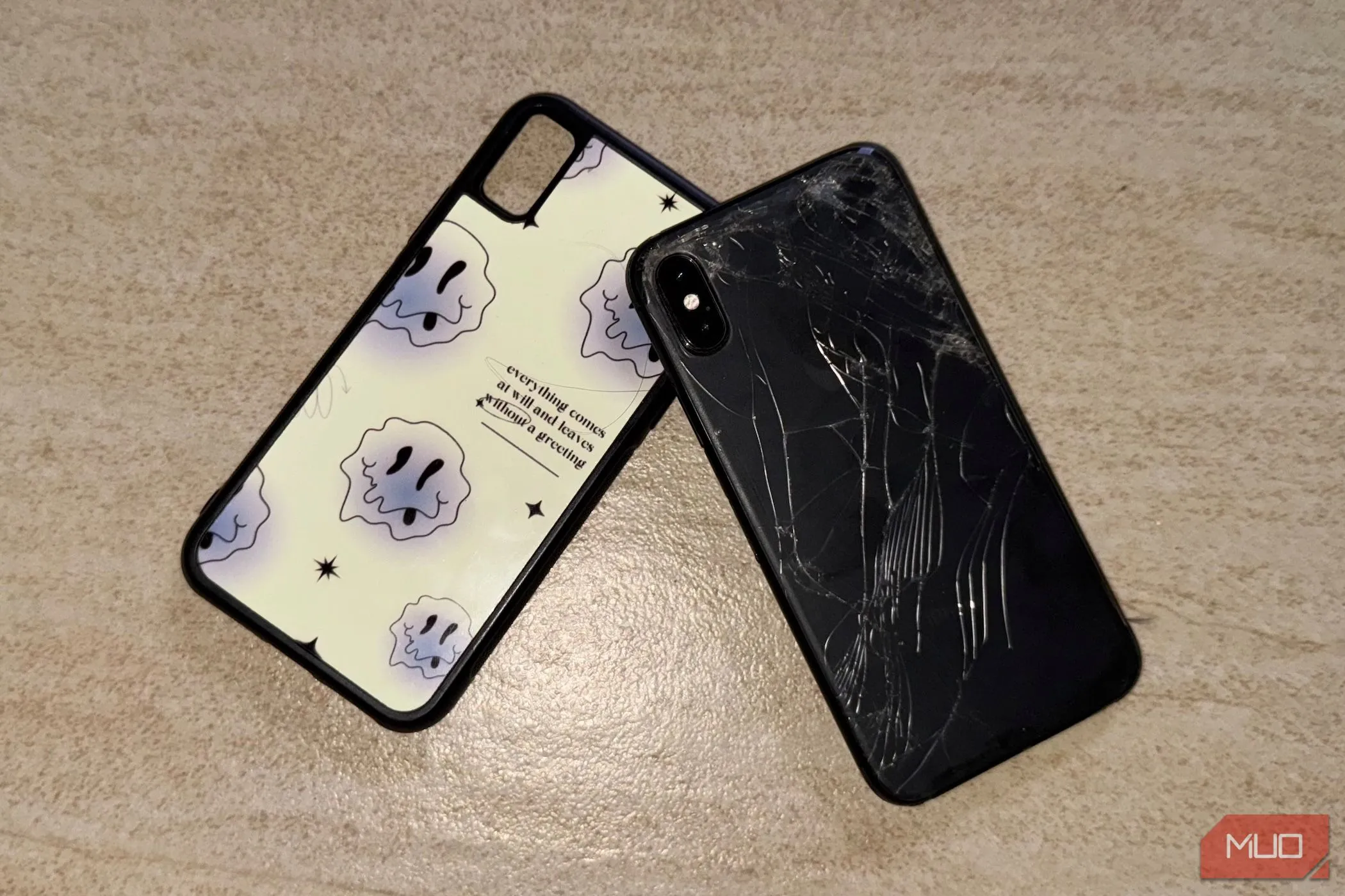 Mặt lưng kính iPhone X bị nứt vỡ, minh họa nhược điểm dễ hư hỏng của mặt lưng kính trên điện thoại.