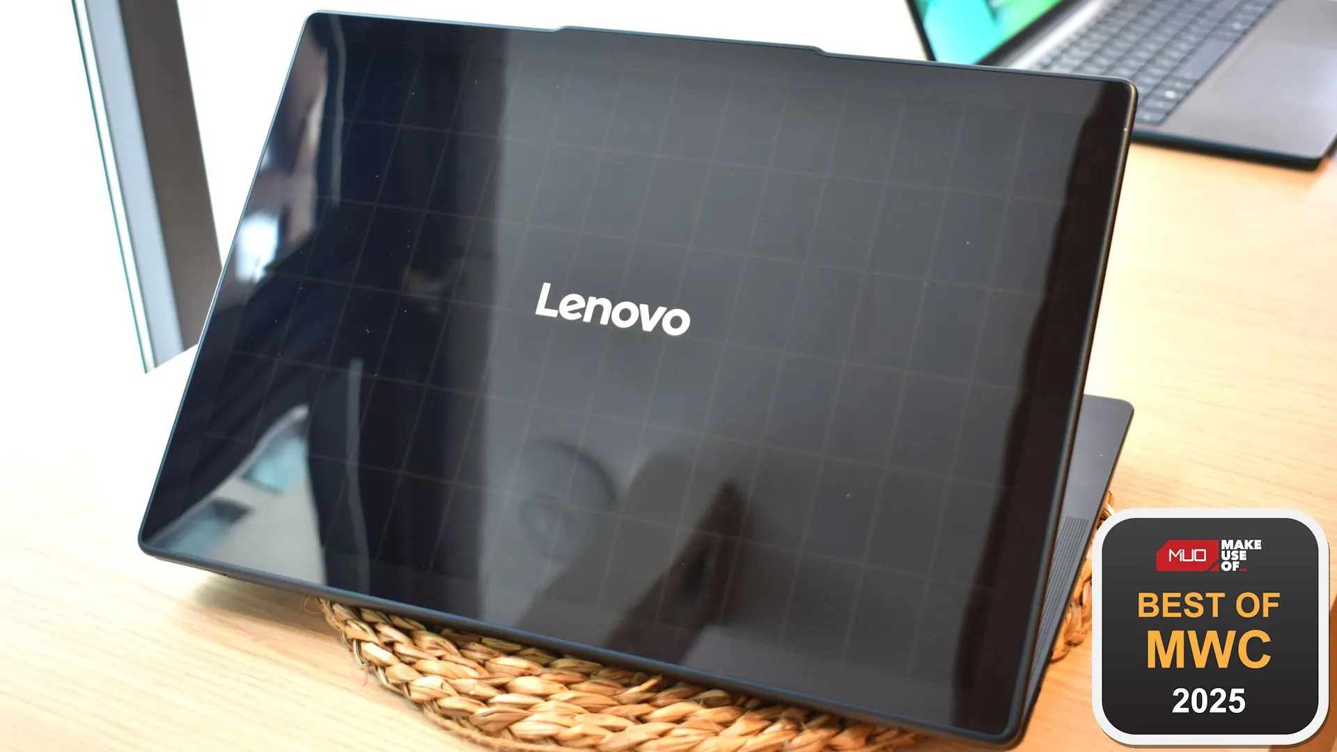 Mặt lưng laptop Lenovo Yoga Solar PC với tấm sạc năng lượng mặt trời tại MWC 2025