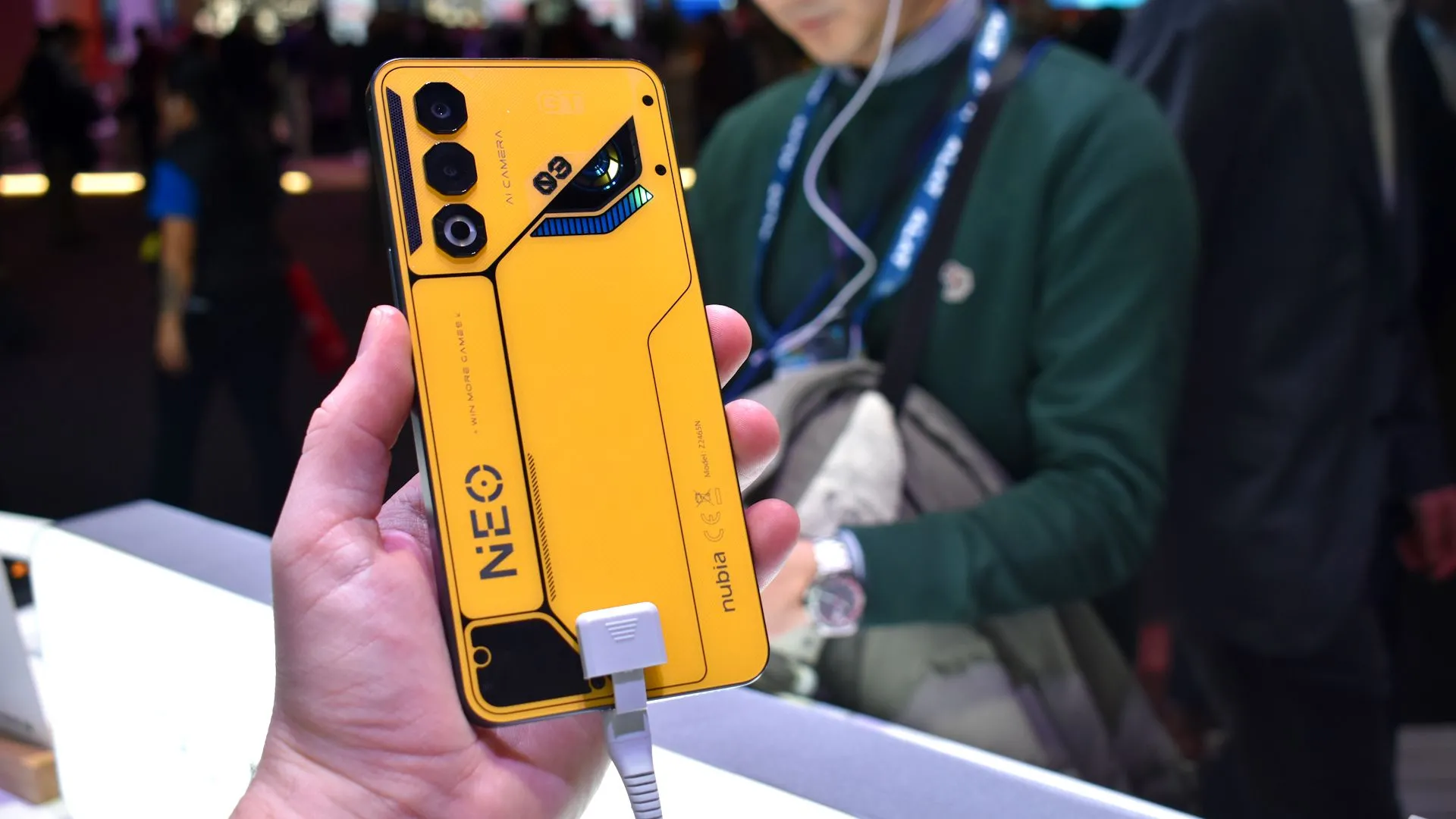 Mặt lưng màu vàng nổi bật của Nubia Neo 3 GT 5G tại MWC 2025