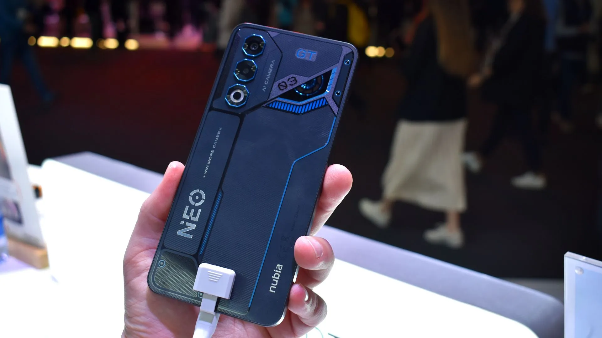 Mặt lưng phối màu đen xanh của điện thoại Nubia Neo 3 GT 5G