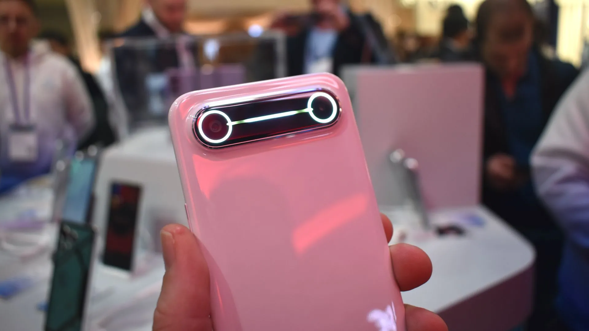 Mặt lưng và cụm camera điện thoại Tecno Spark Slim Concept tại MWC 2025