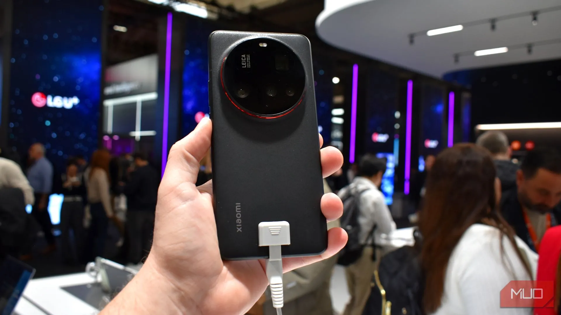 Mặt lưng với cụm camera Leica của Xiaomi 15 Ultra tại MWC 2025