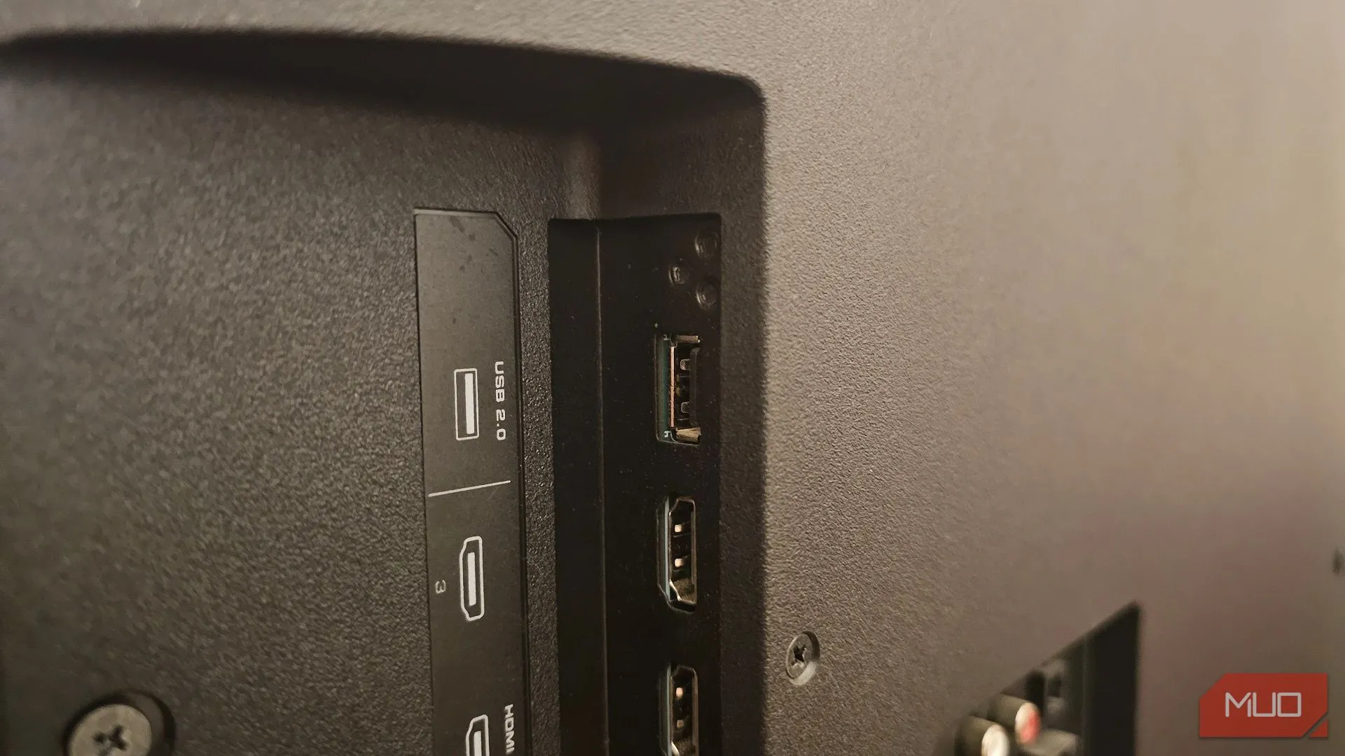 Mặt sau TV Vizio với cổng USB 2.0 và HDMI