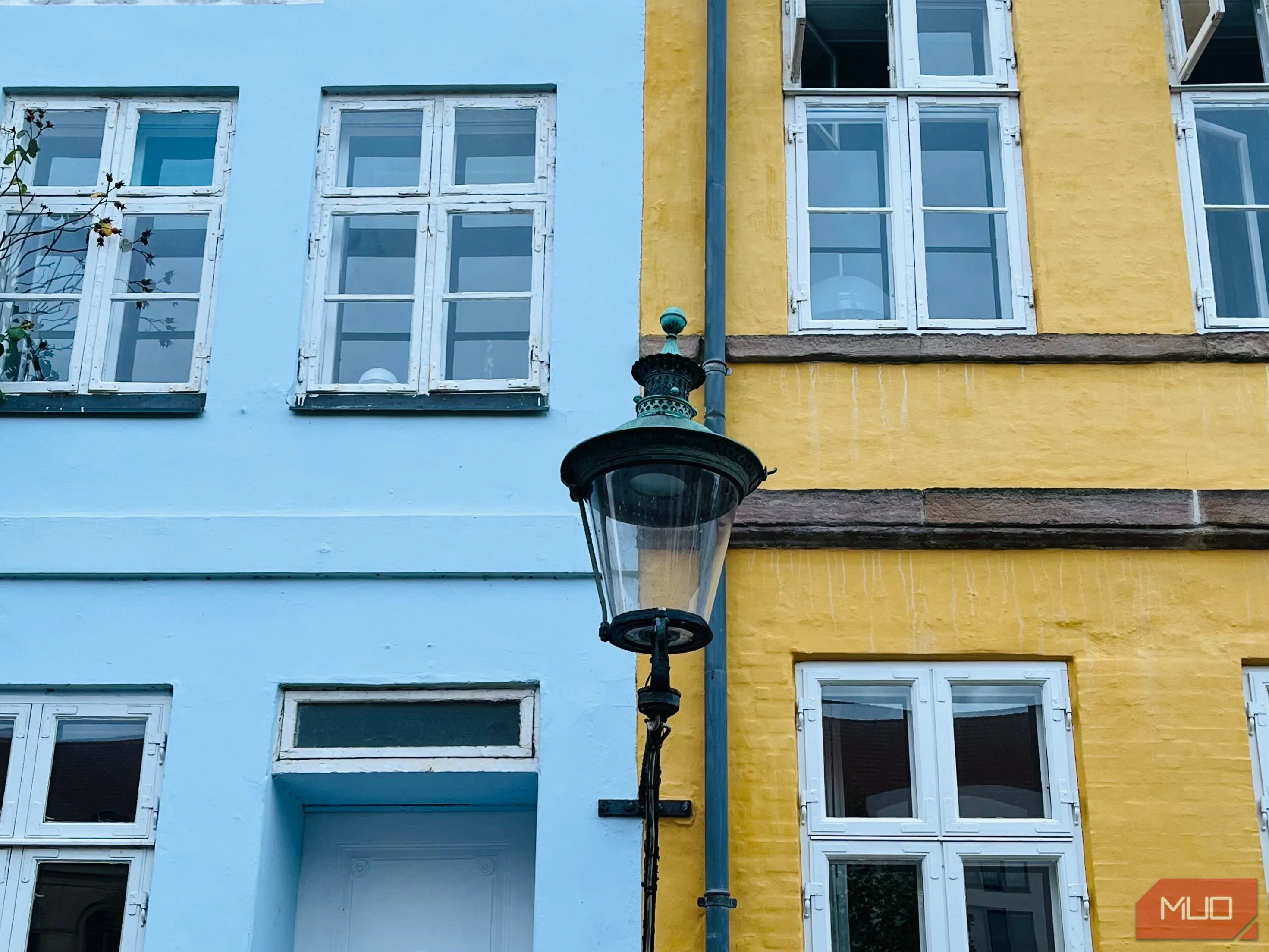 Mặt tiền tòa nhà với ánh sáng độc đáo ở Christianshavn, Copenhagen