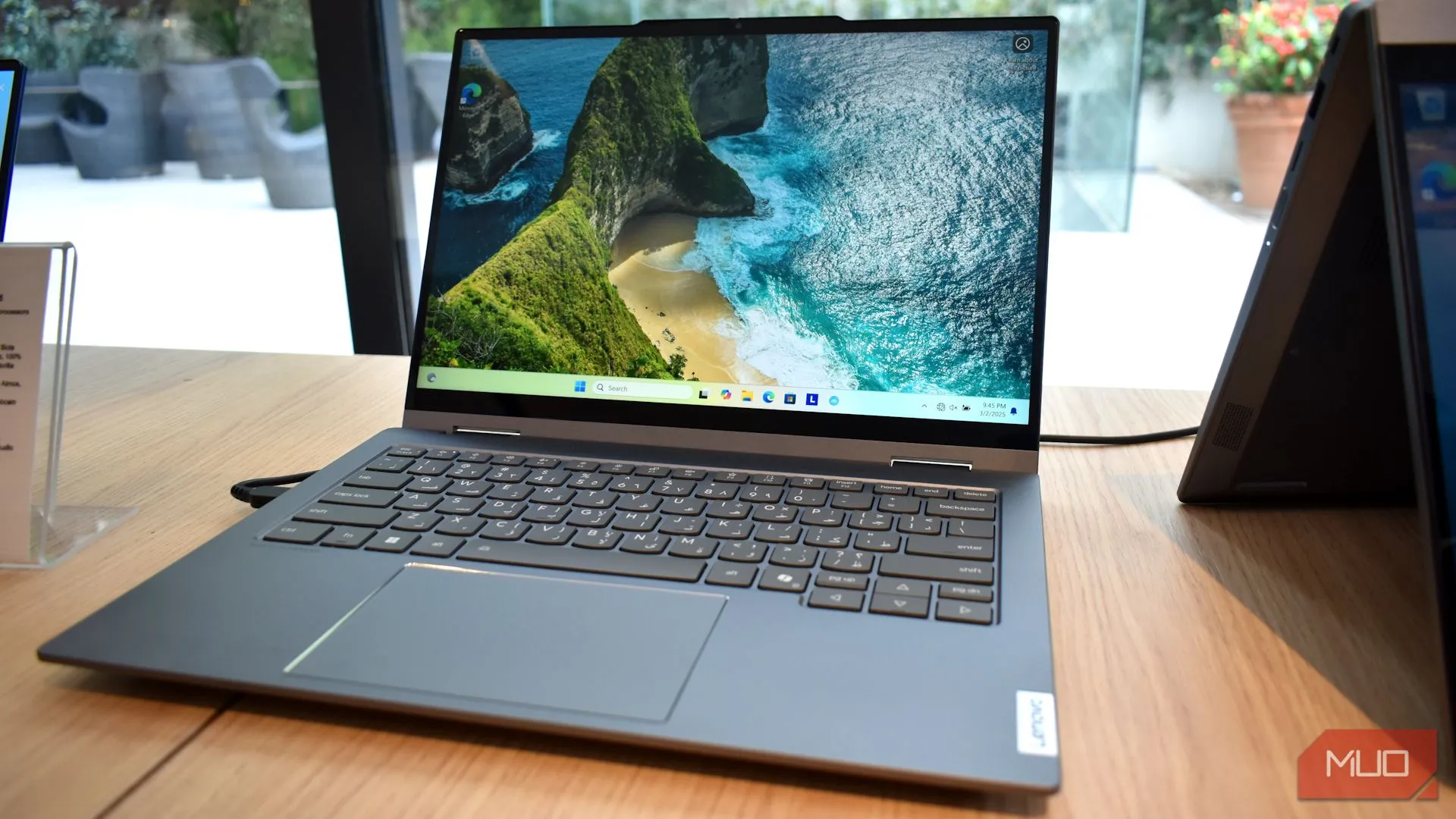 Mặt trước của máy tính xách tay Lenovo Yoga Solar PC trình diễn tại MWC 2025