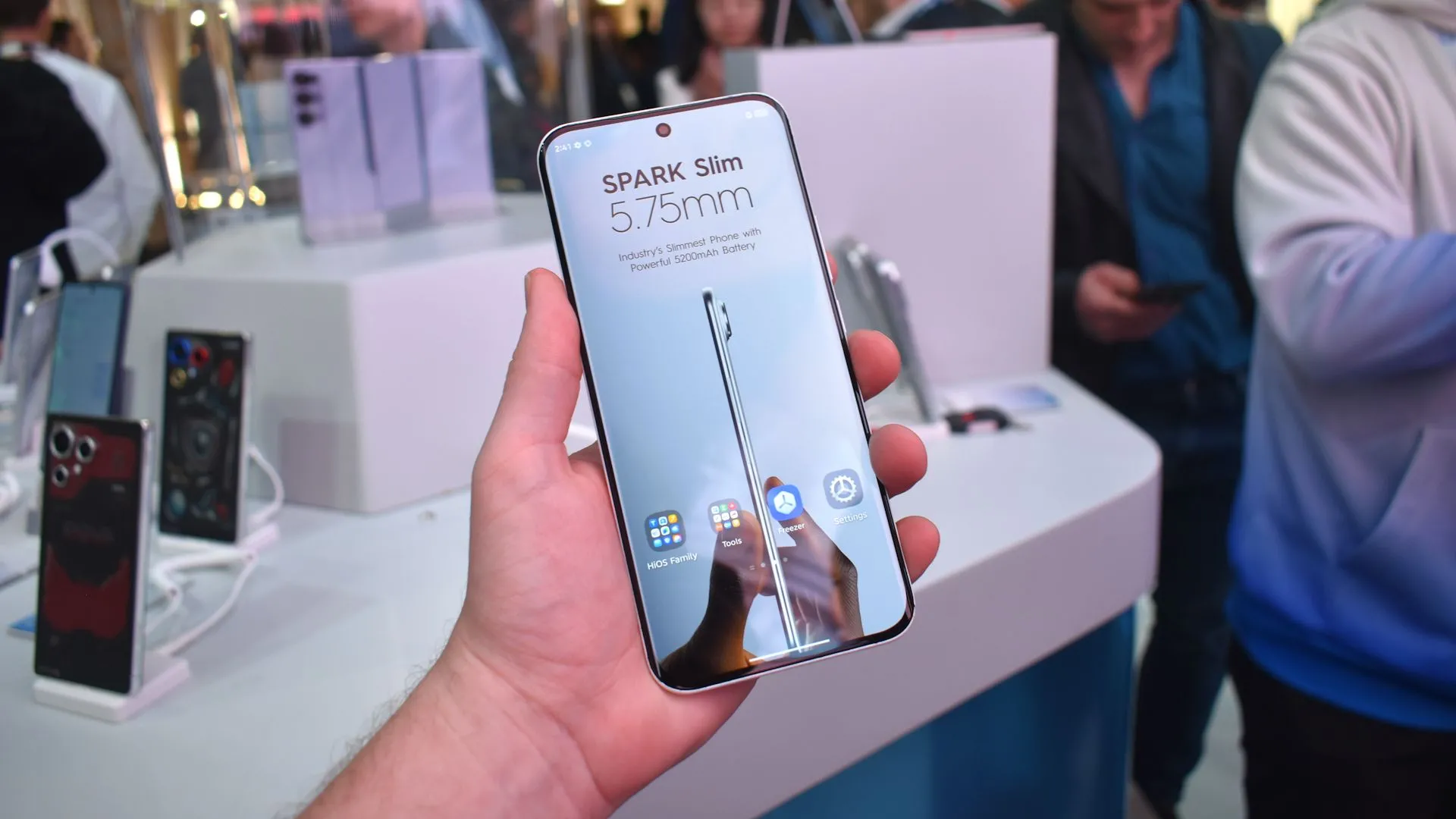 Mặt trước điện thoại Tecno Spark Slim Concept trưng bày tại MWC 2025