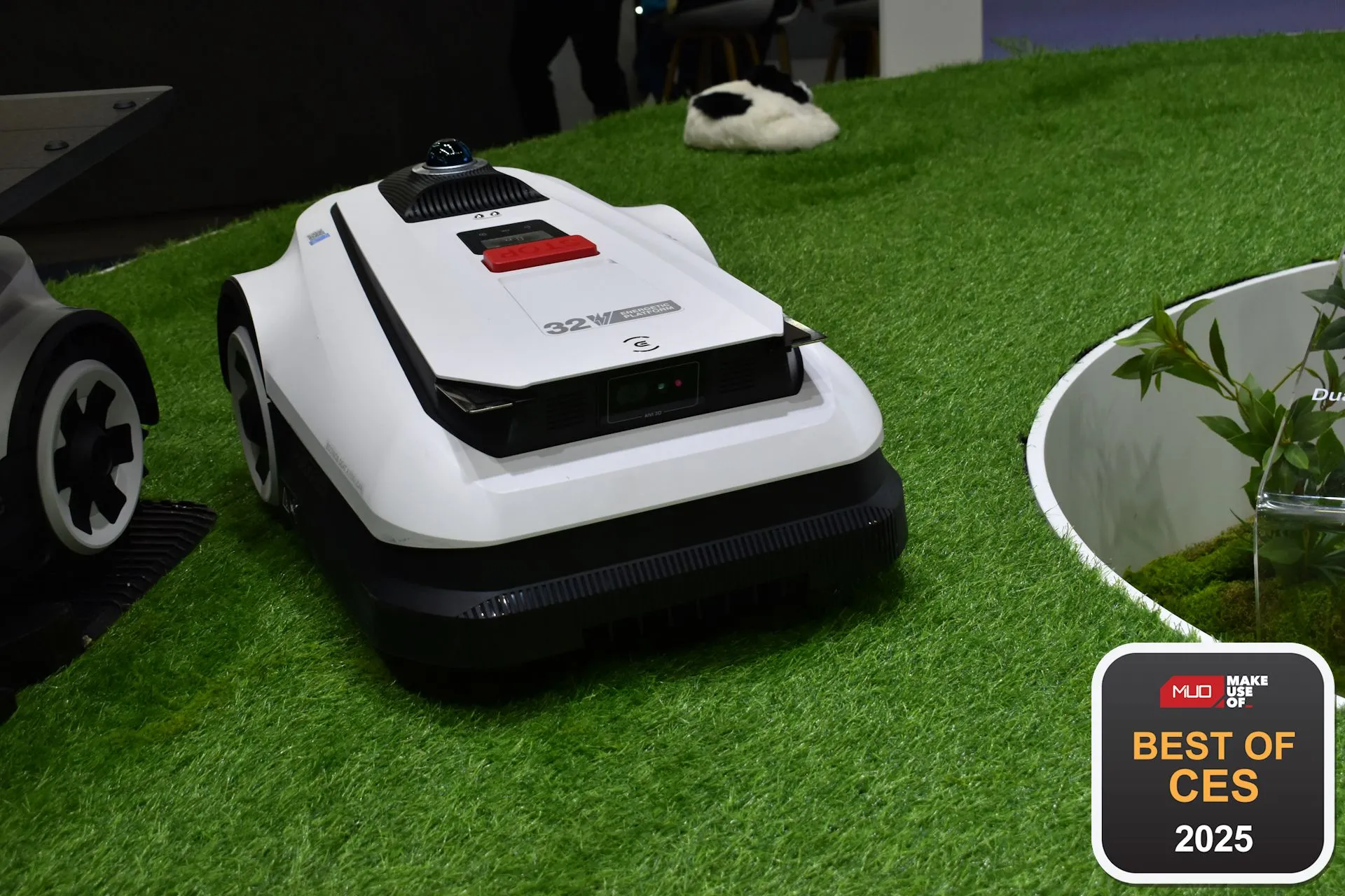 Máy cắt cỏ robot Ecovacs GOAT A3000 LiDAR với công nghệ định vị tiên tiến tại CES 2025.