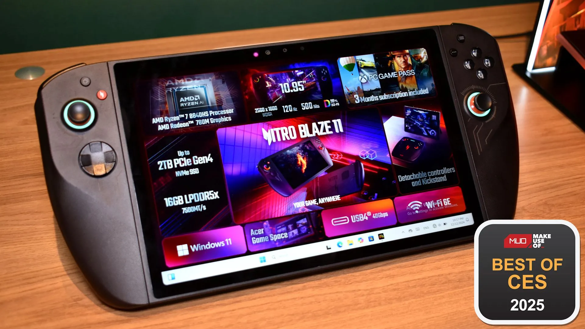 Máy chơi game cầm tay Acer Nitro Blaze 11 hiển thị màn hình lớn, cạnh bên là biểu tượng giải thưởng CES 2025.