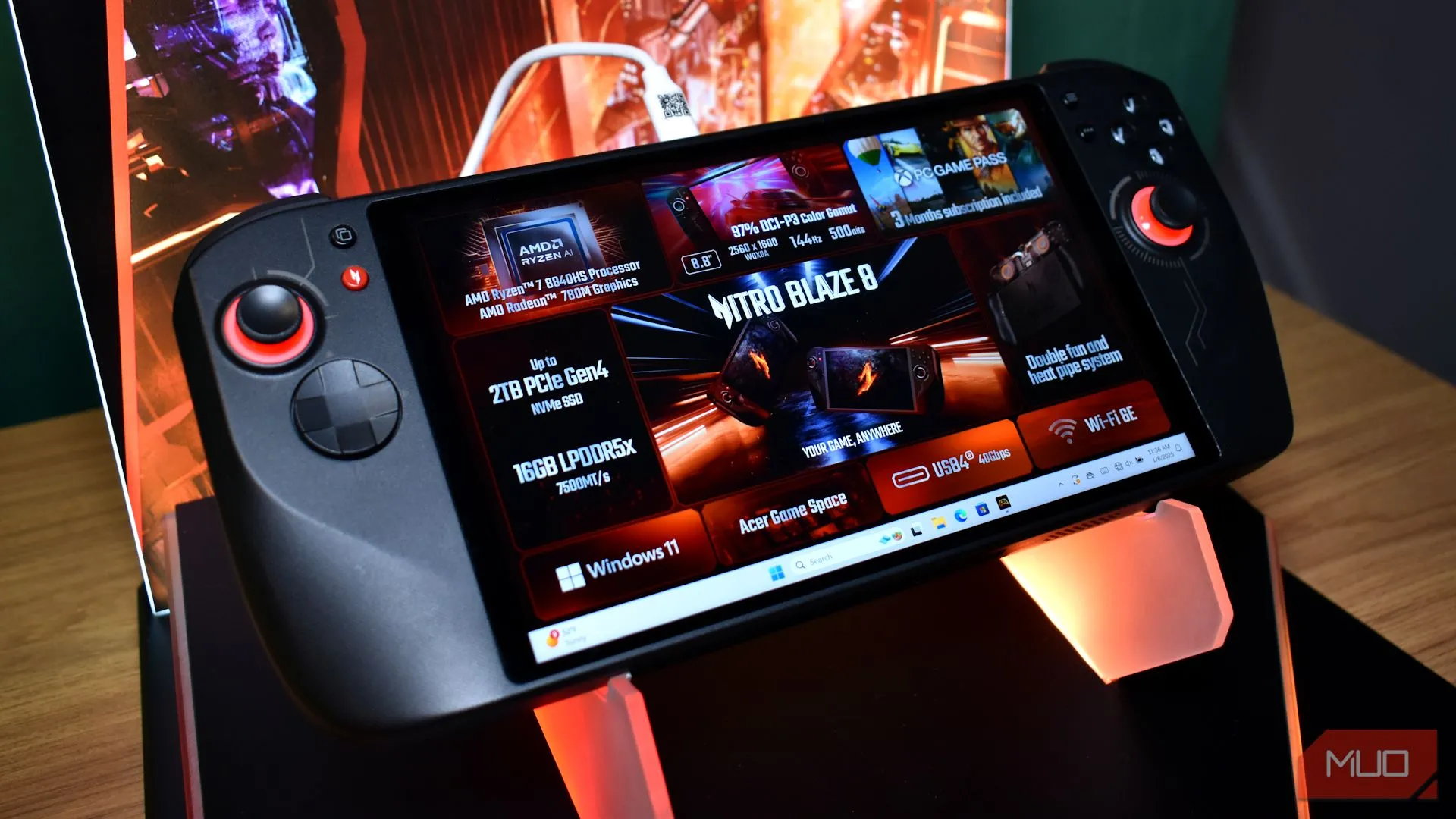 Máy chơi game cầm tay Acer Nitro Blaze 8 tại sự kiện CES 2025, hiển thị tổng thể thiết bị.