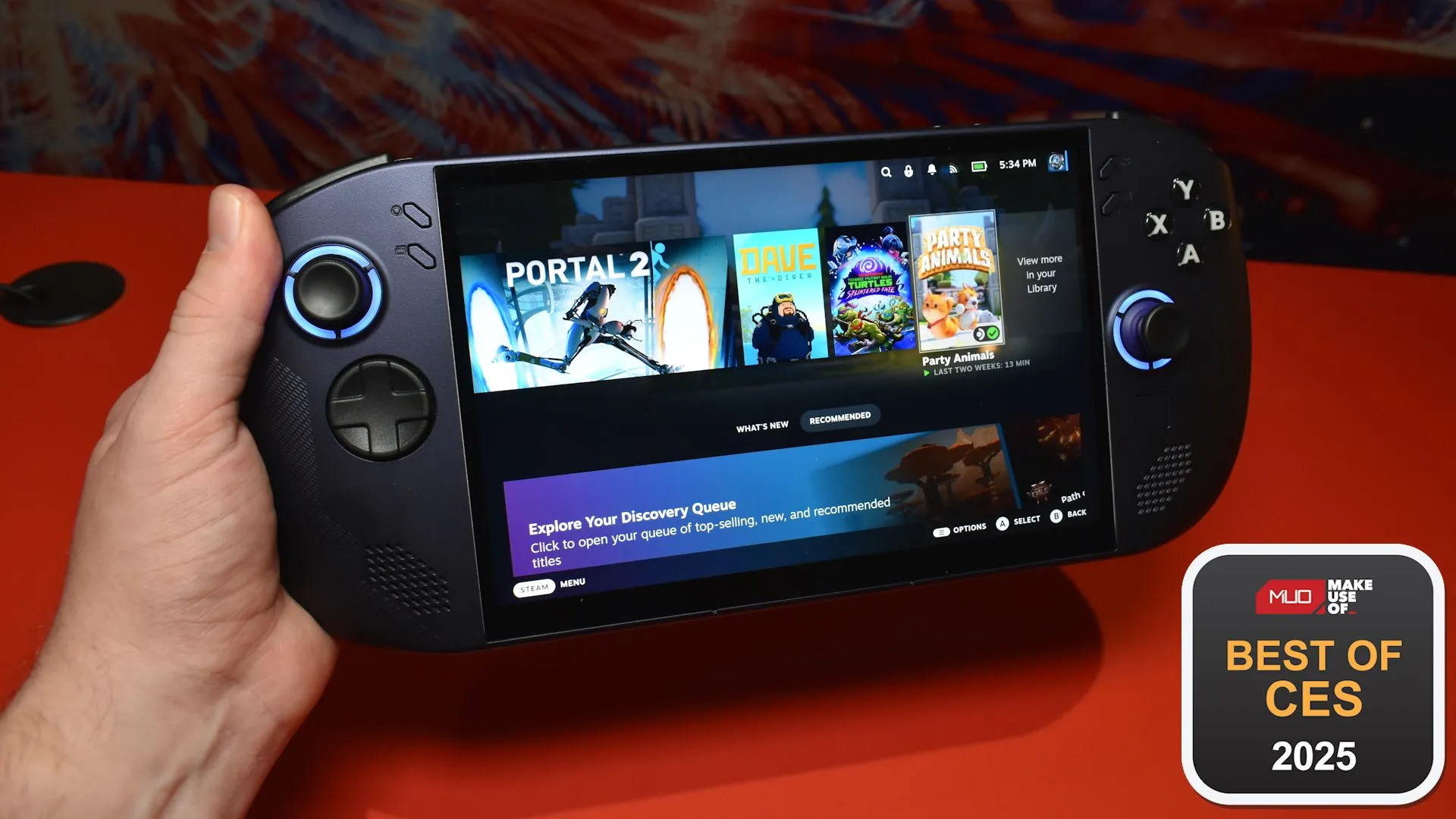 Máy chơi game cầm tay Lenovo Legion Go S trên tay, hiển thị màn hình và logo giải thưởng CES 2025.