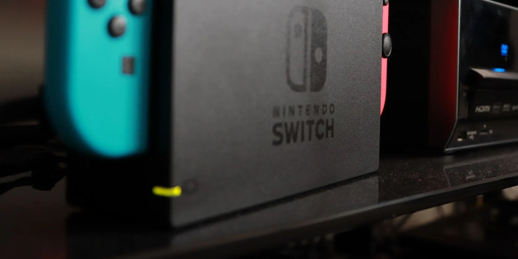 Máy chơi game Nintendo Switch kết nối với TV thông qua dock HDMI