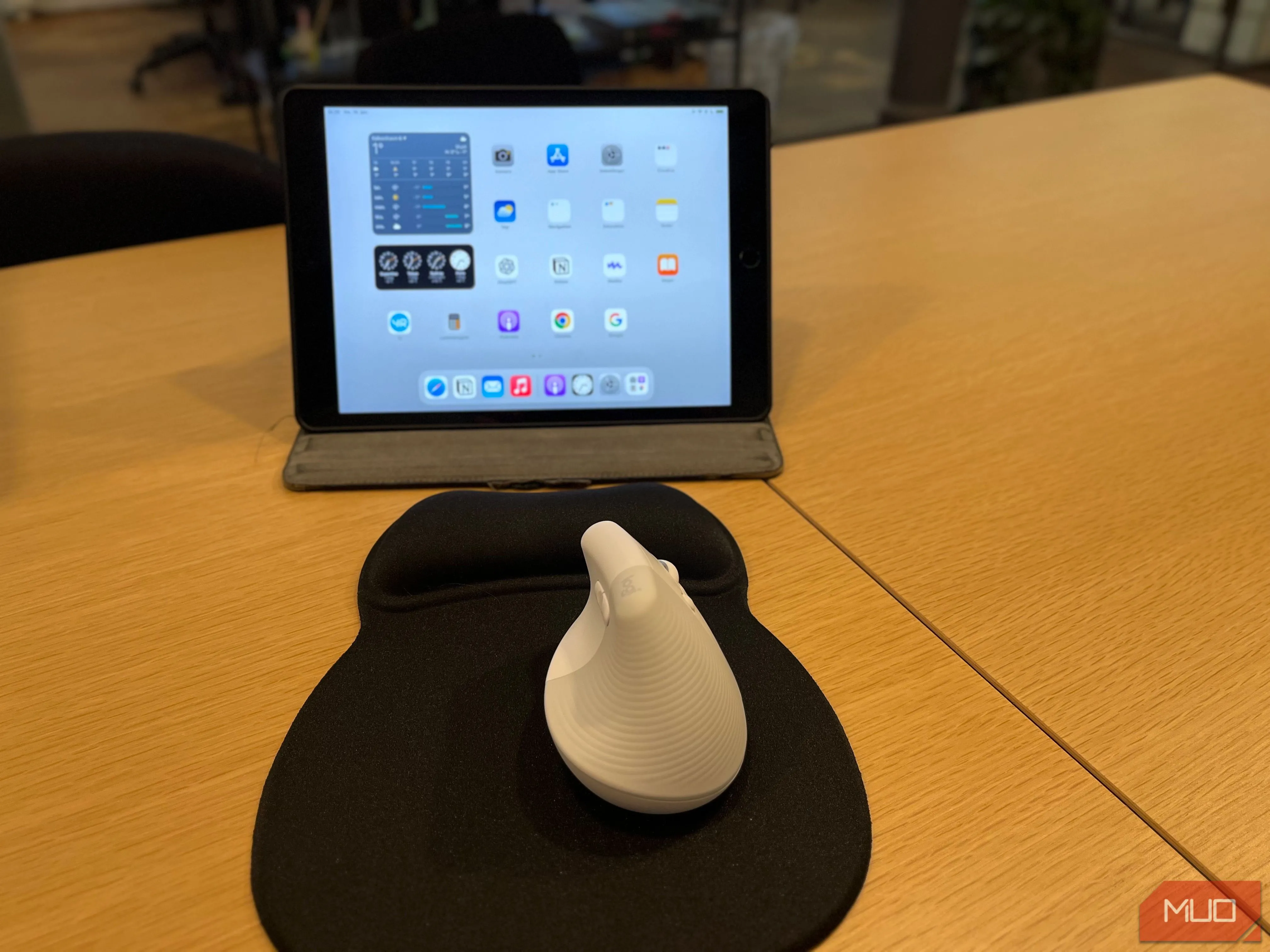 Máy tính bảng iPad kết nối với chuột không dây, minh họa khả năng làm việc đa nhiệm và tiện lợi trên nhiều thiết bị.
