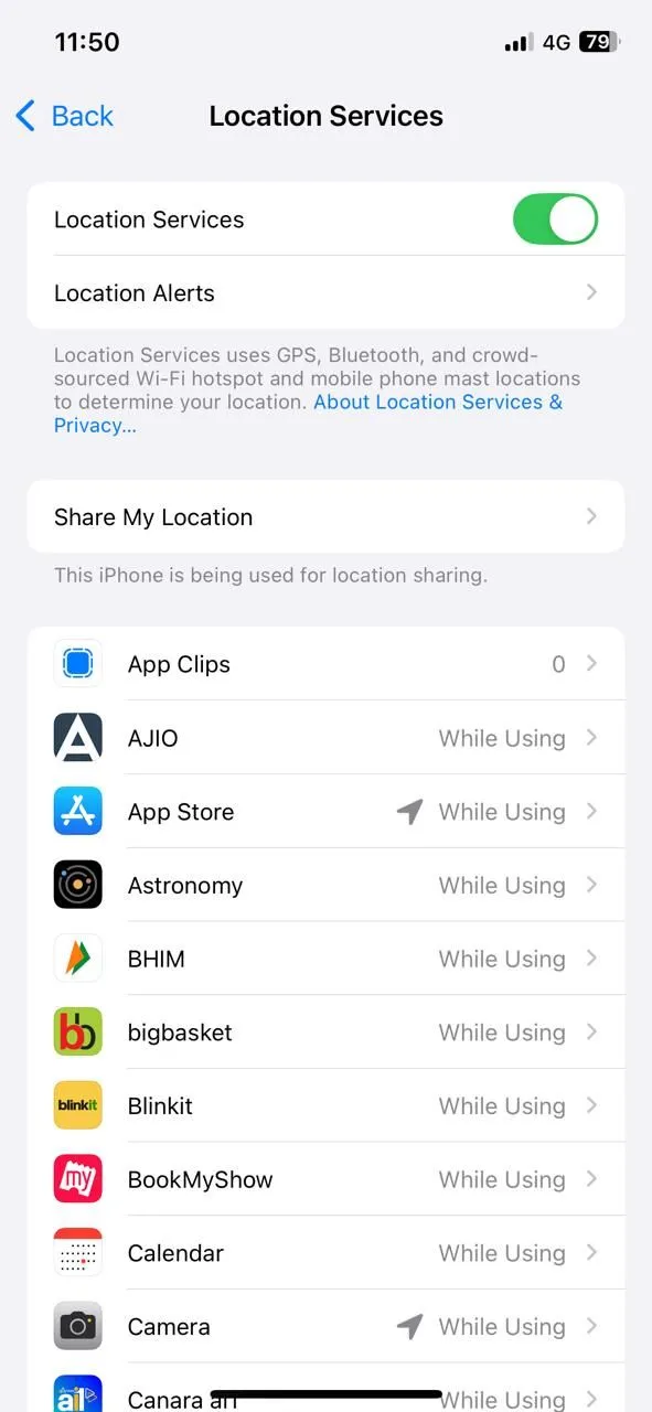 Menu Dịch vụ định vị trên iPhone hiển thị quyền truy cập của các ứng dụng.