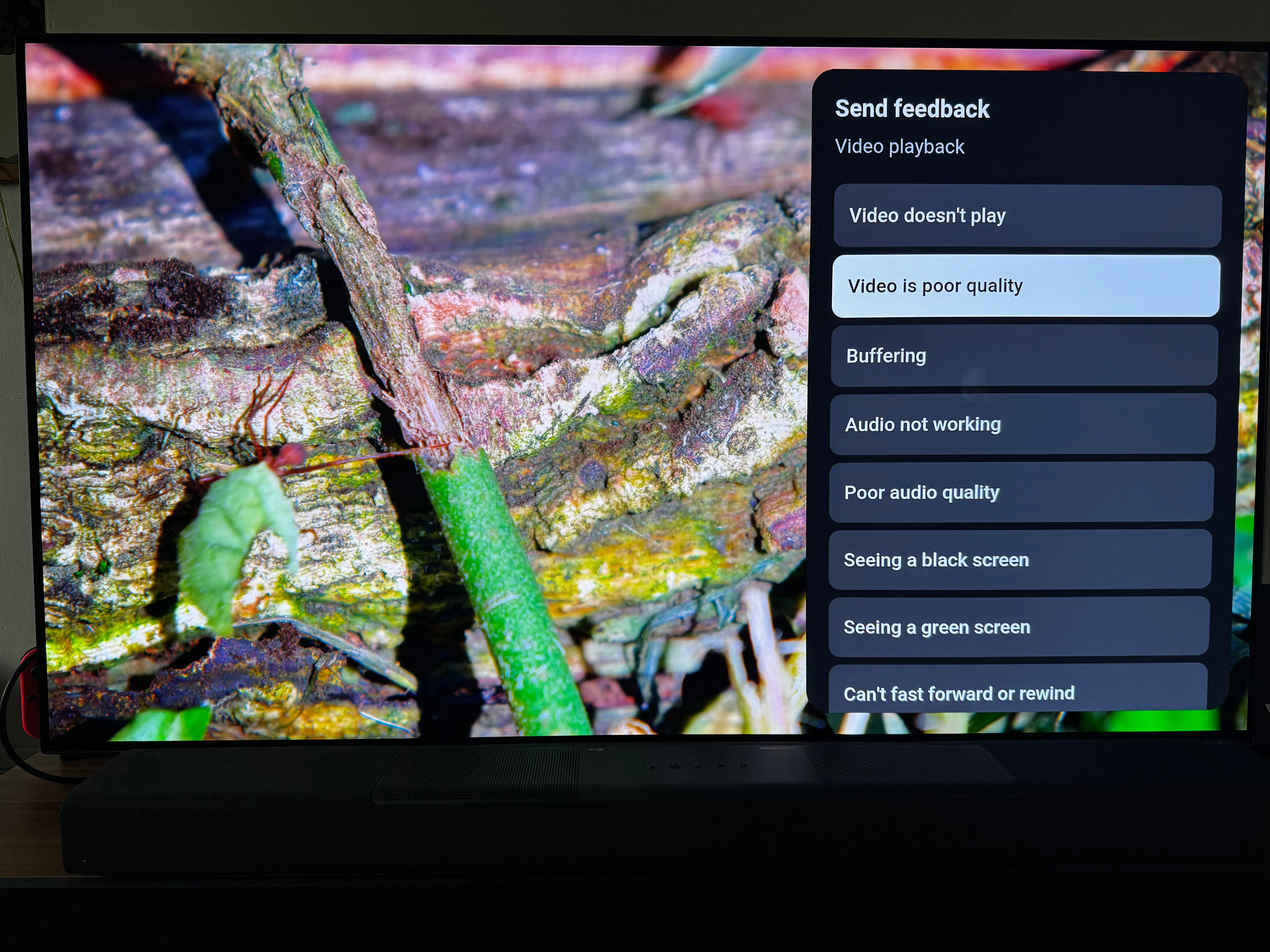 Menu &quot;Phản hồi&quot; trong ứng dụng YouTube trên Smart TV, cho phép người dùng báo cáo lỗi video chất lượng thấp