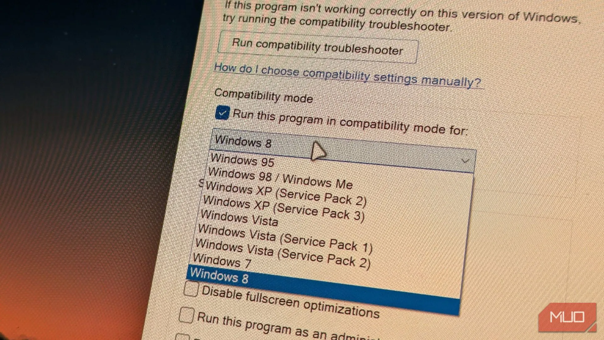 Menu thả xuống của Chế độ Tương thích trên Windows 11 với các tùy chọn phiên bản hệ điều hành.
