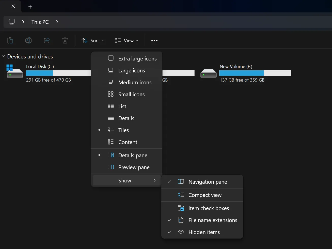 Menu View trong File Explorer của Windows hiển thị tùy chọn 'File name extensions' đã được bật, giúp người dùng thấy rõ đuôi tệp tin