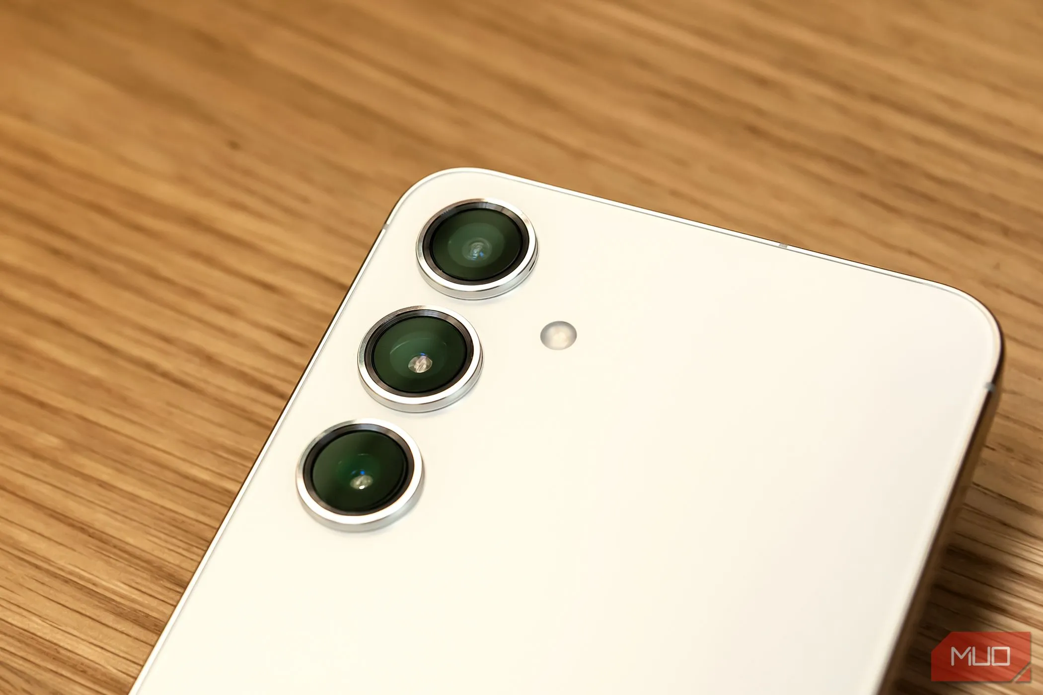Mô tả cụm camera của Samsung Galaxy S24 Plus, nhấn mạnh sự phát triển của nhiếp ảnh điện toán thay vì chỉ nâng cấp phần cứng.