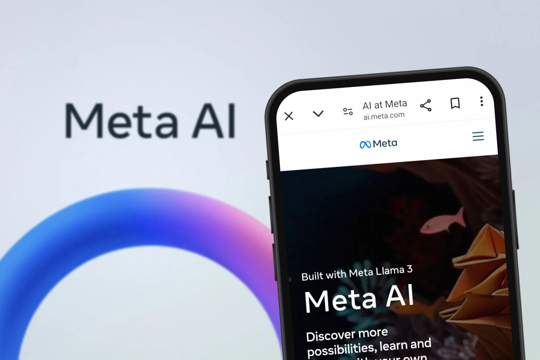 Mô tả Meta AI đang hoạt động trên cả màn hình điện thoại thông minh và máy tính, minh họa việc thu thập dữ liệu người dùng