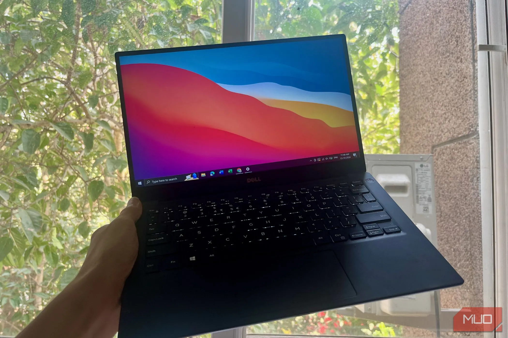 Một chiếc Dell XPS 13 đang chạy Windows 10