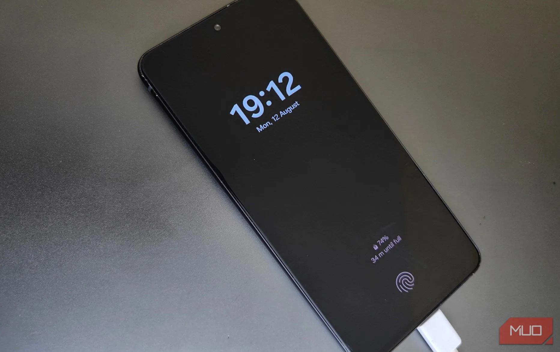 Một chiếc điện thoại Samsung đang được sạc trên bàn làm việc, thể hiện vấn đề về tốc độ sạc chưa tối ưu.