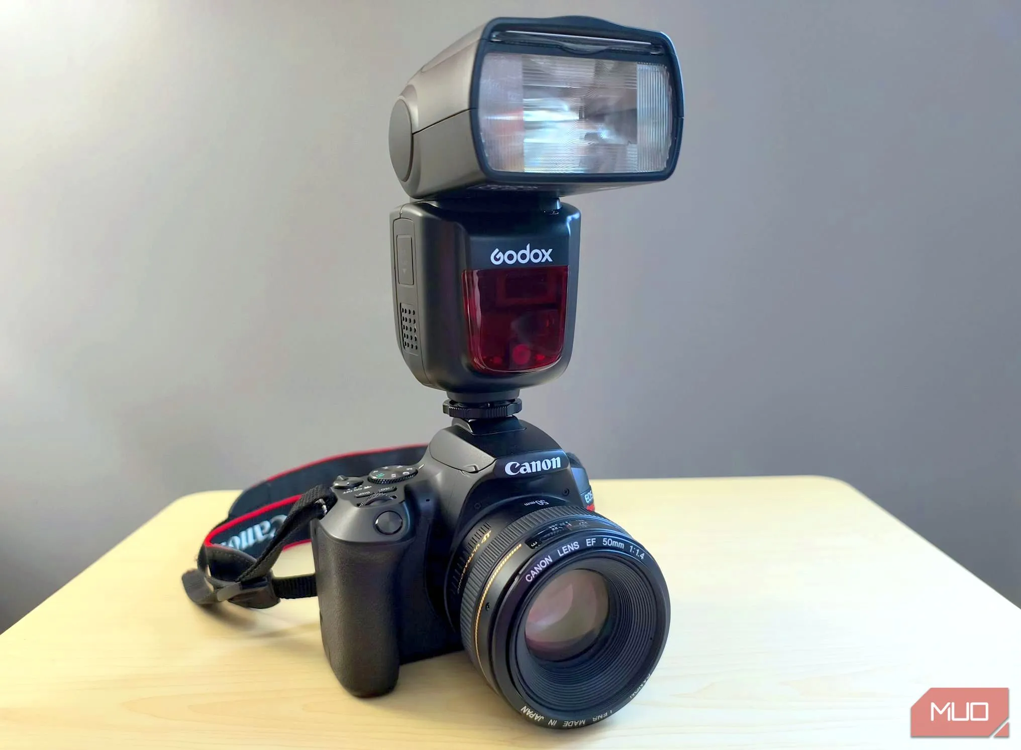 Một chiếc Godox V860II được gắn vào máy ảnh chuyên nghiệp