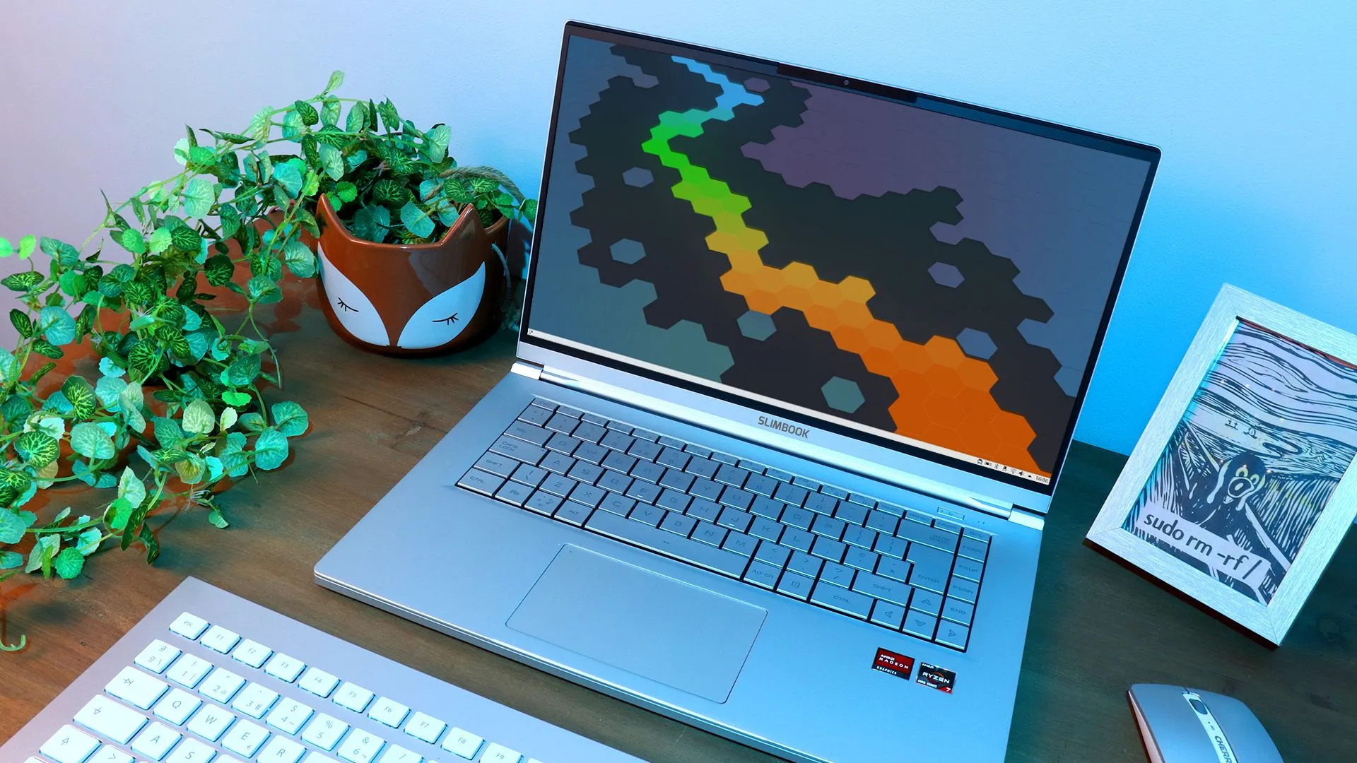 Một chiếc laptop mỏng nhẹ với thiết kế tối giản