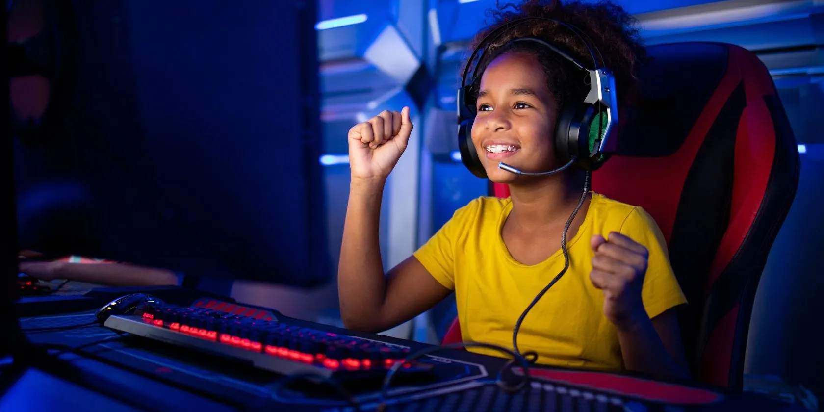 Một cô bé đang chăm chú chơi game trên máy tính, trải nghiệm giải trí tại nhà