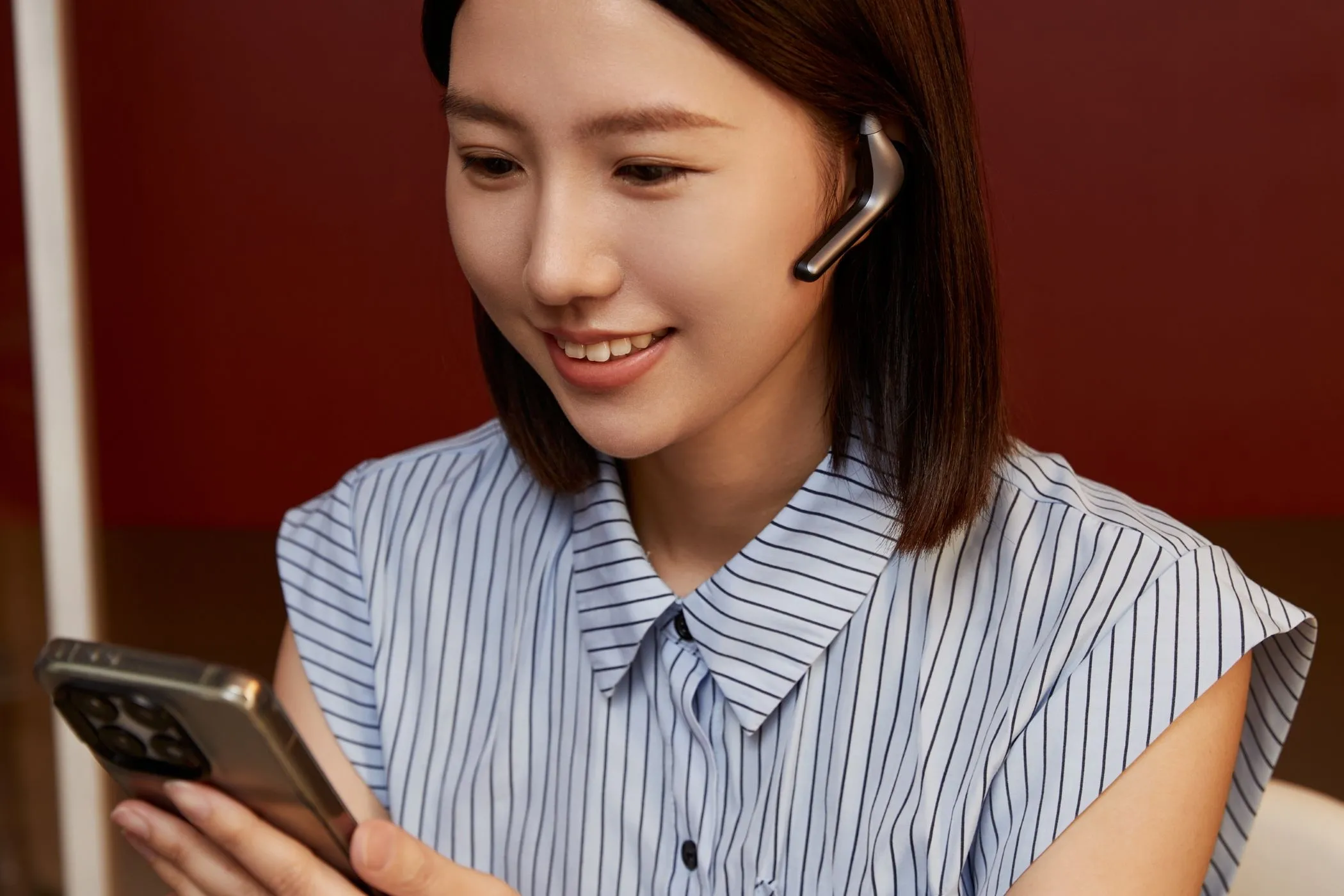 Một cô gái trẻ thực hiện cuộc gọi video quốc tế sử dụng tai nghe W4 Pro của Timekettle, trải nghiệm dịch thuật mượt mà