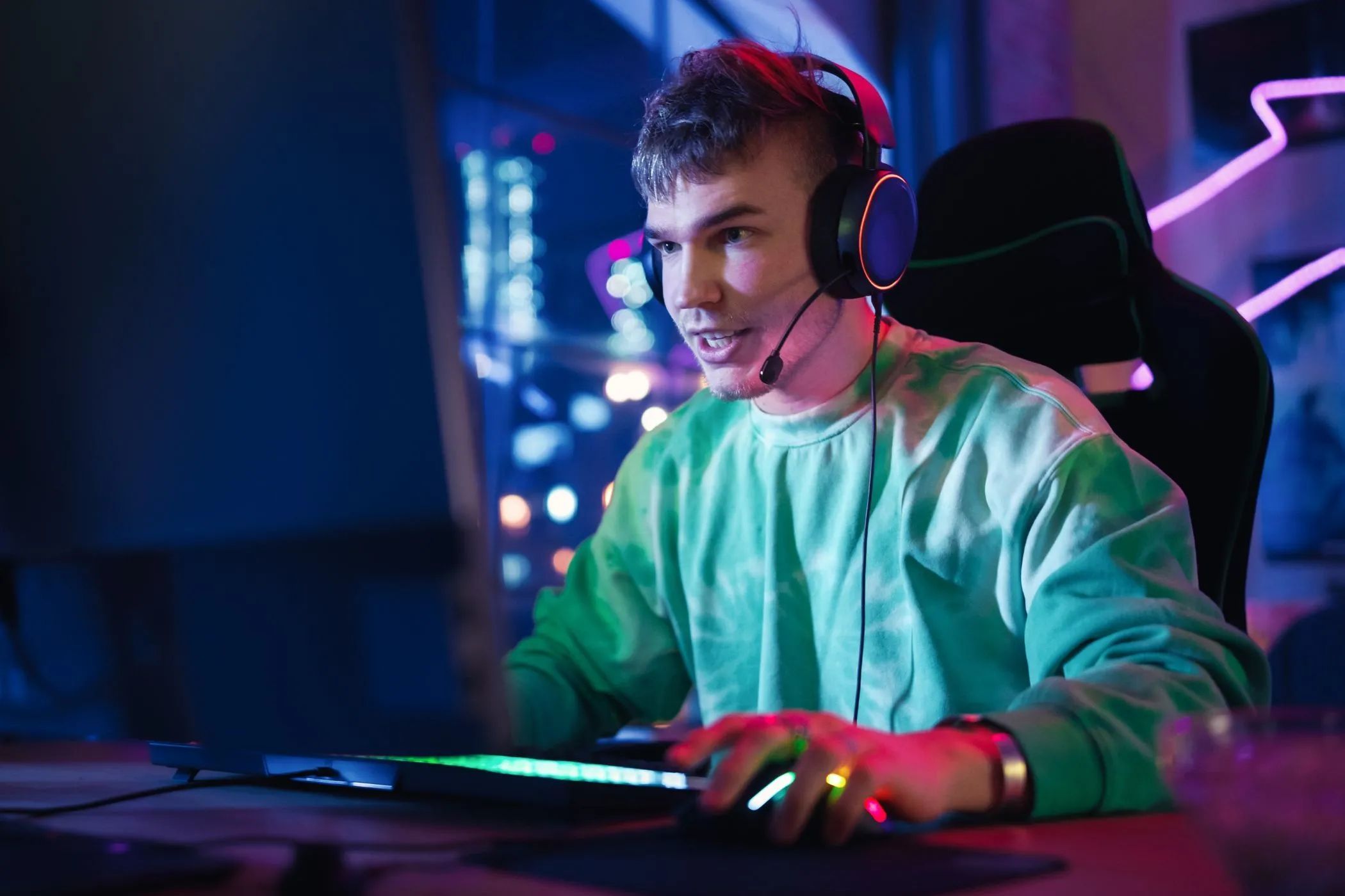 Một game thủ PC đang đeo tai nghe, minh họa tầm quan trọng của kết nối Ethernet ổn định so với Wi-Fi cho các tác vụ đòi hỏi băng thông cao như chơi game trực tuyến.