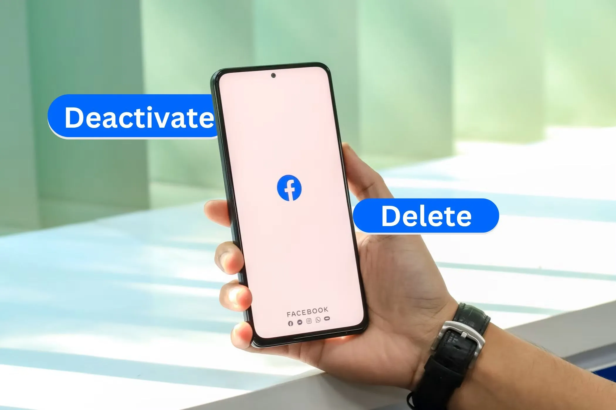 Một người đang cầm điện thoại thông minh với ứng dụng Facebook, hiển thị các tùy chọn 'hủy kích hoạt' và 'xóa' tài khoản, biểu trưng cho việc gỡ bỏ dữ liệu cá nhân.