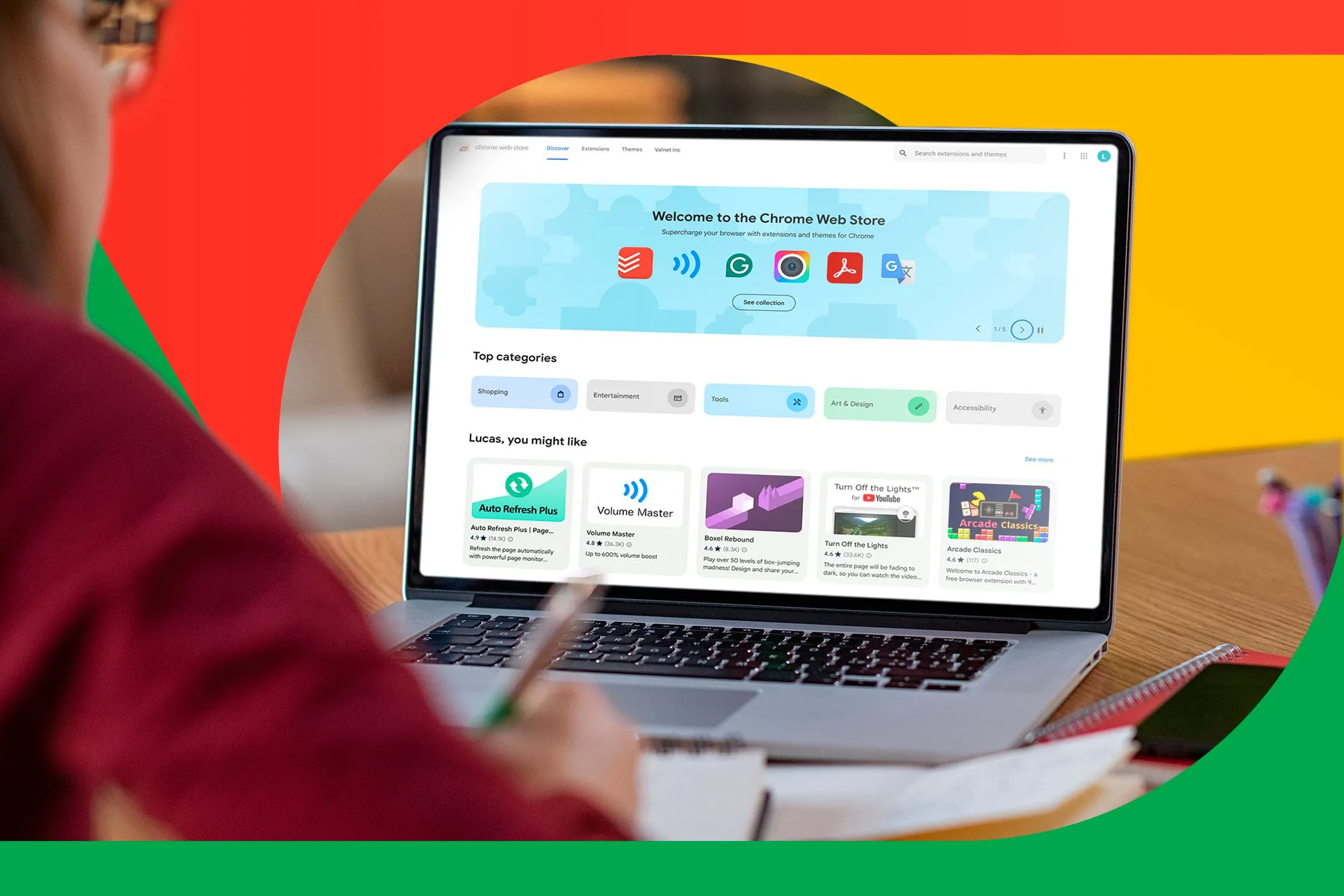 Một người đang học tập bên máy tính xách tay với Chrome Web Store mở, minh họa việc sử dụng tiện ích mở rộng để nâng cao hiệu quả công việc.