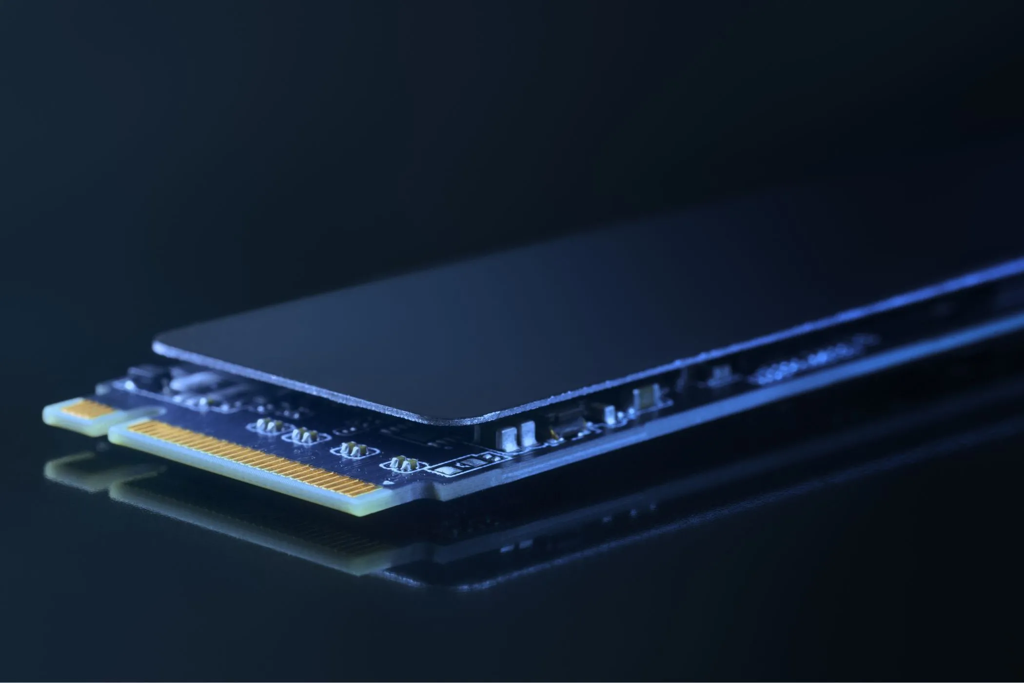 Một ổ cứng SSD chuẩn M.2 NVMe được đặt trên bàn, thể hiện linh kiện nâng cấp quan trọng để tăng tốc độ truy xuất dữ liệu cho máy tính.