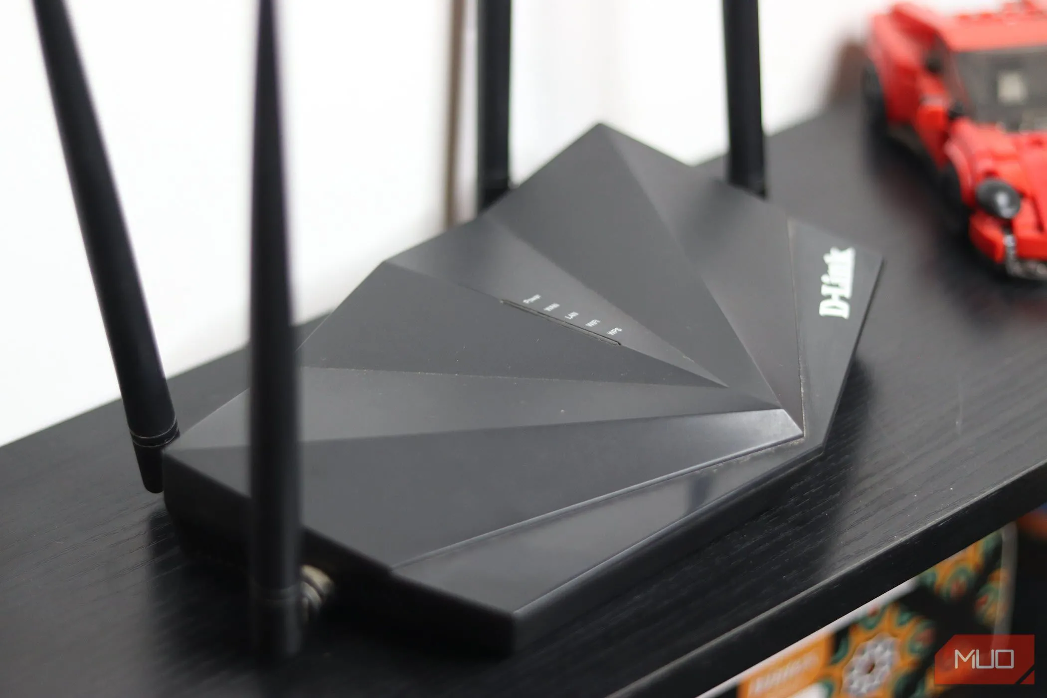 Một router Wi-Fi cũ của dòng N300 đặt trên bàn làm việc