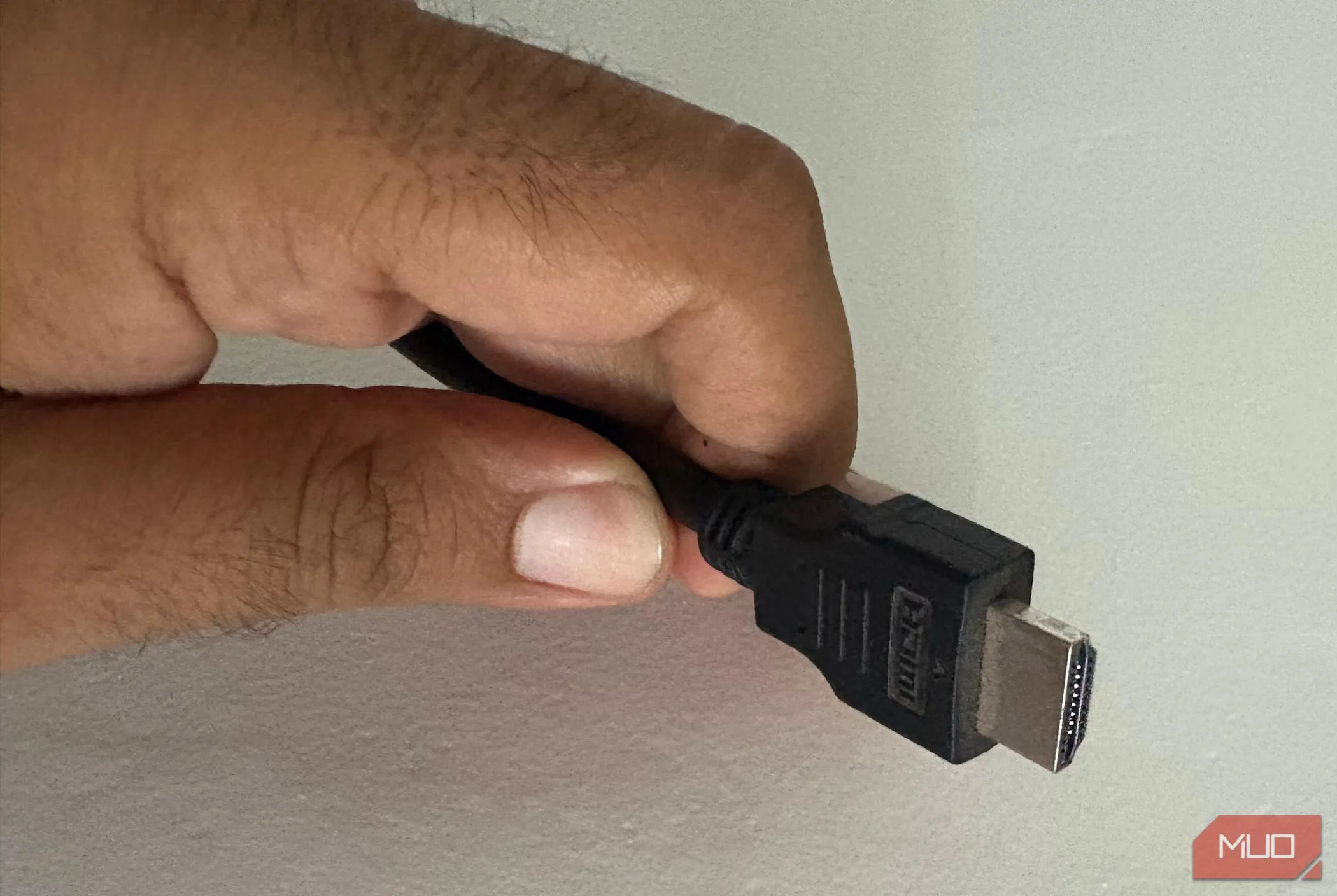 Người đàn ông cầm cáp HDMI chất lượng cao